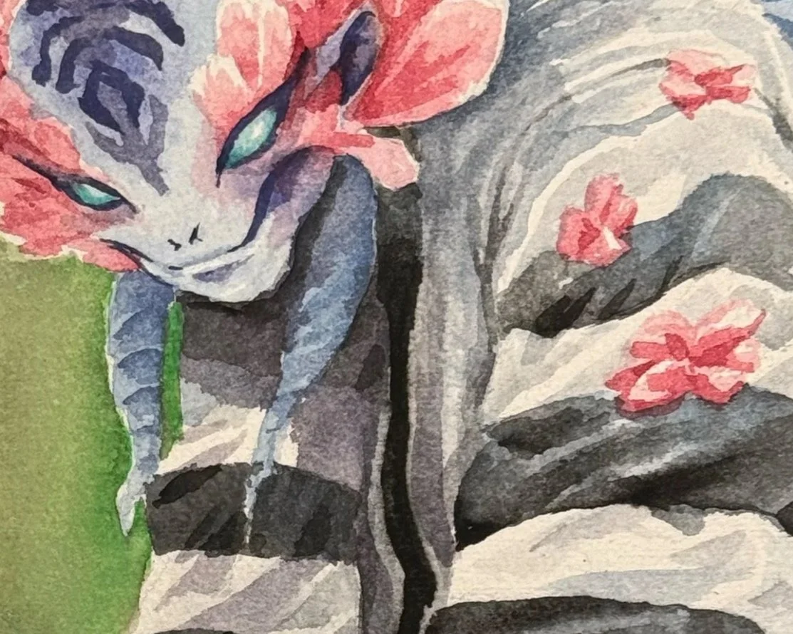 Aquarellzeichnung einer Katze mit grauem Fell, pinken Blumen im Fell und grünen Augen, die auf einem Stein liegt.