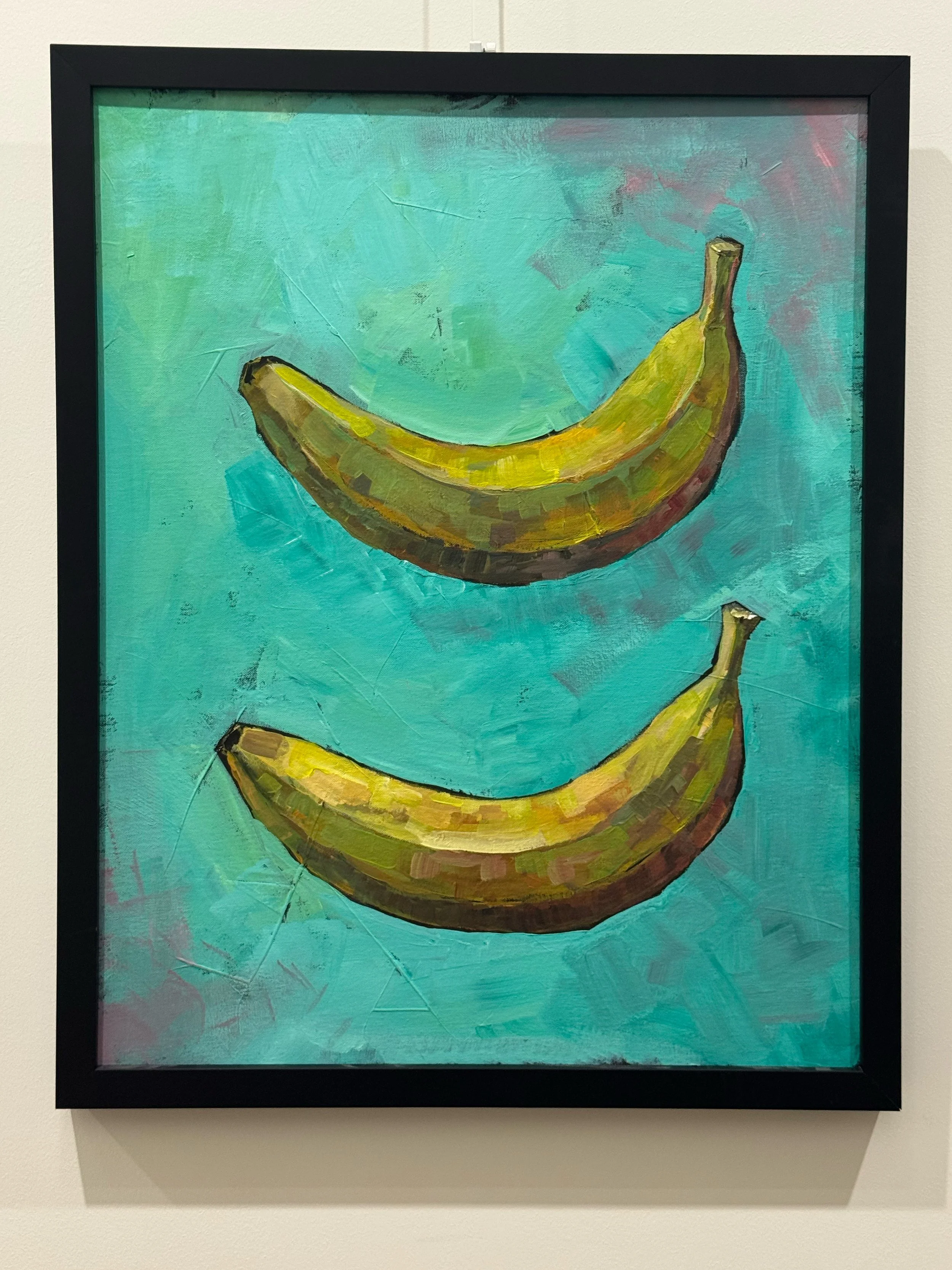 Gemalte Darstellung von zwei Bananen auf einem hellblauen Hintergrund.