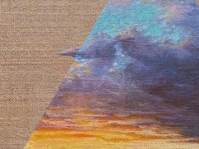 Detail eines abstrakten Gemäldes mit Himmel, Wolken und Sonnenuntergang in leuchtenden Farben.