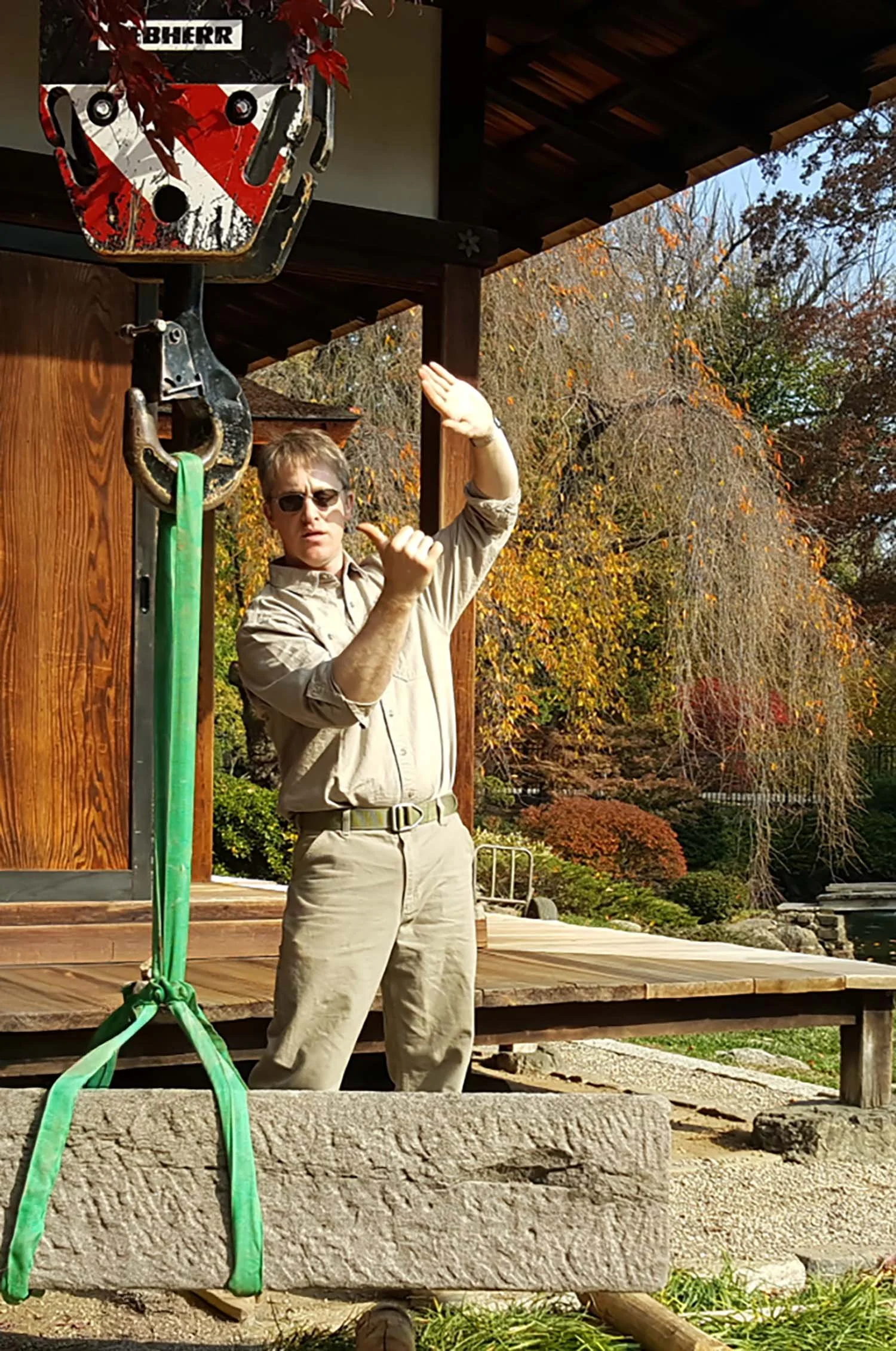 Lifting Kutsunugi Ishi into Public Japanese garden with a crane