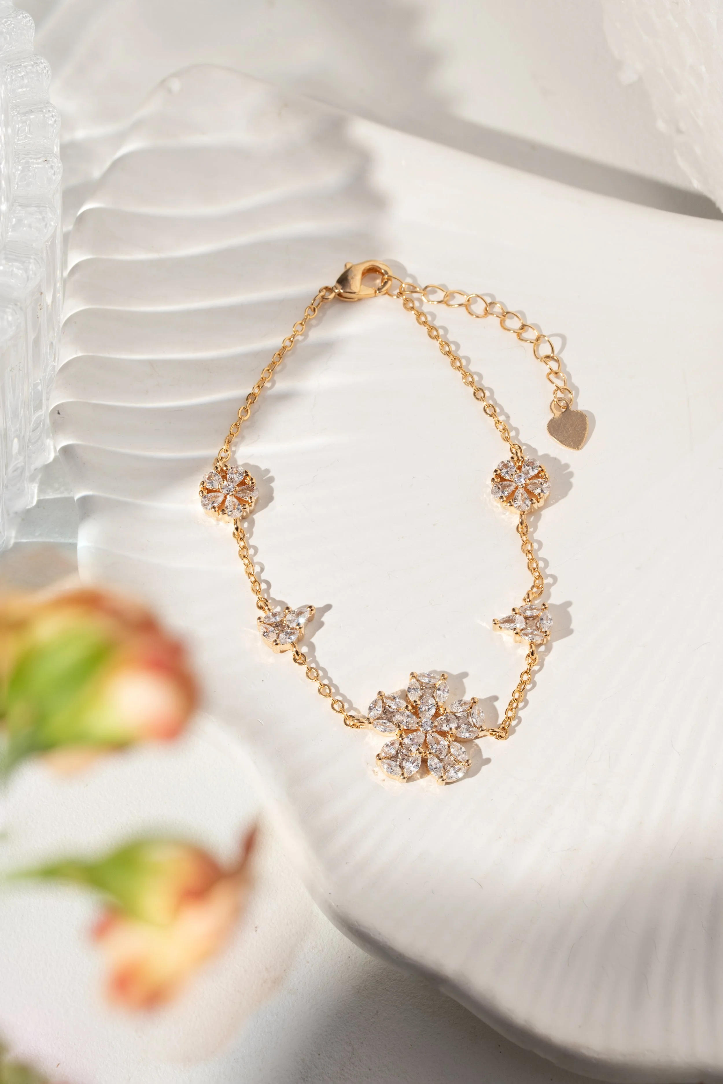 Pulseira Flor com Zircônias Banhada a Ouro 18k