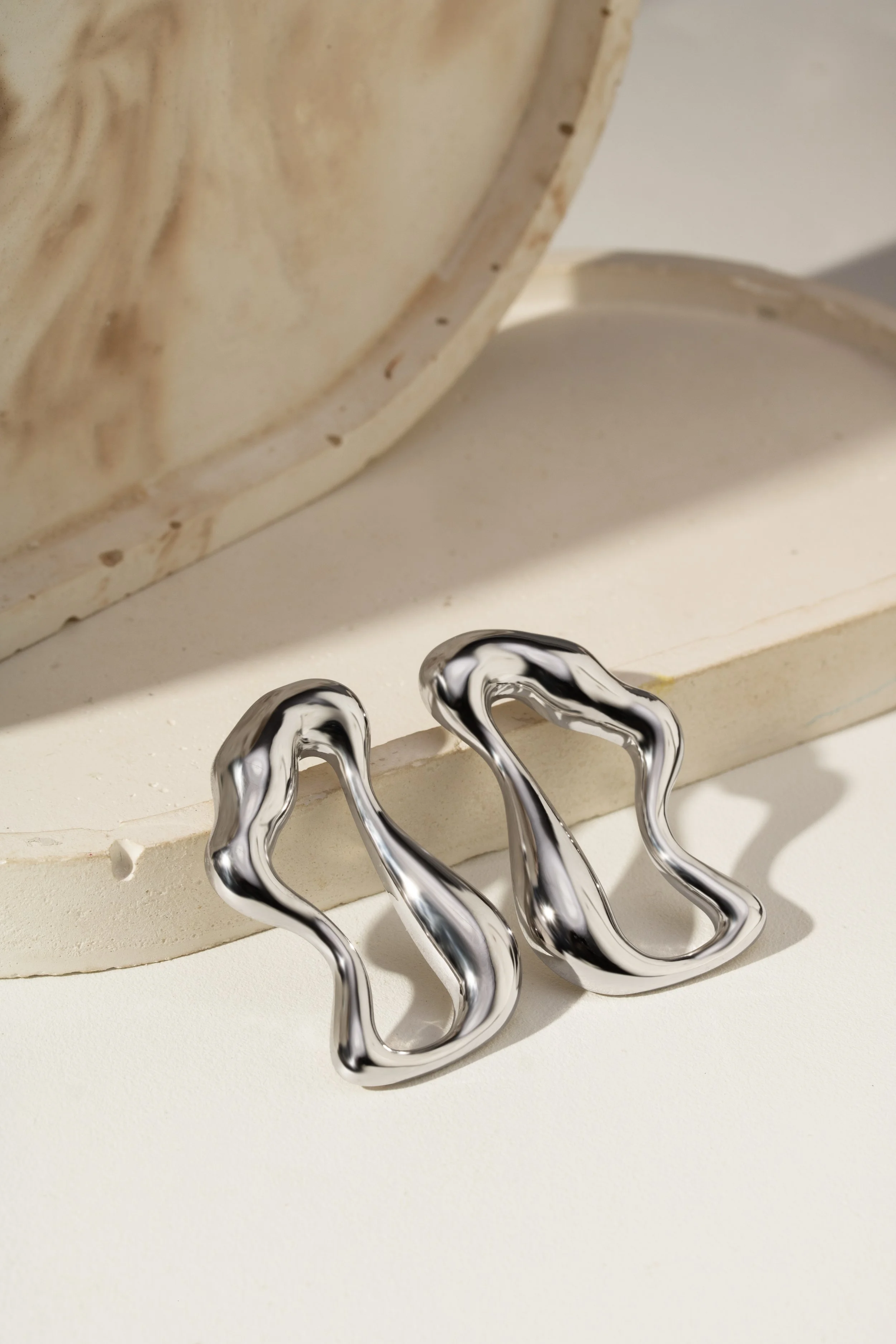 Brinco Orgânico Escultural Ródio