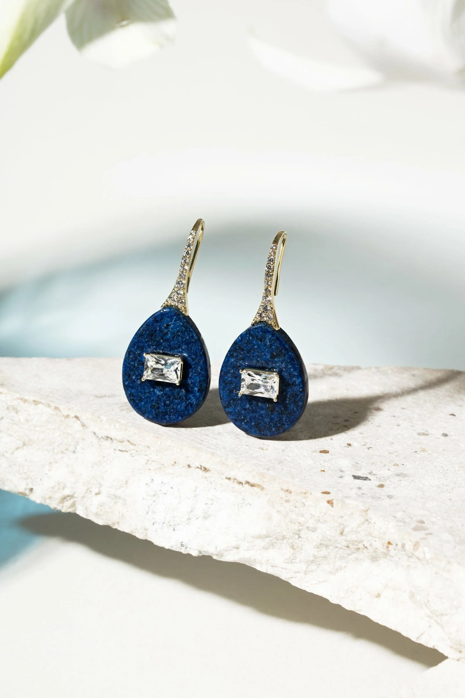 Brinco Gota Lápis-Lazuli com Zircônias