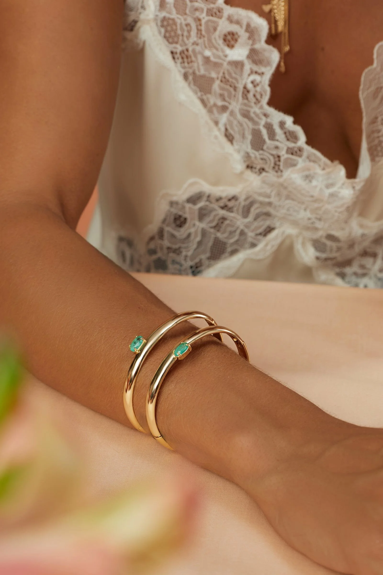 Bracelete Oval com Fusion Esmeralda Colombiana - Banho de Ouro 18k_1.jpeg