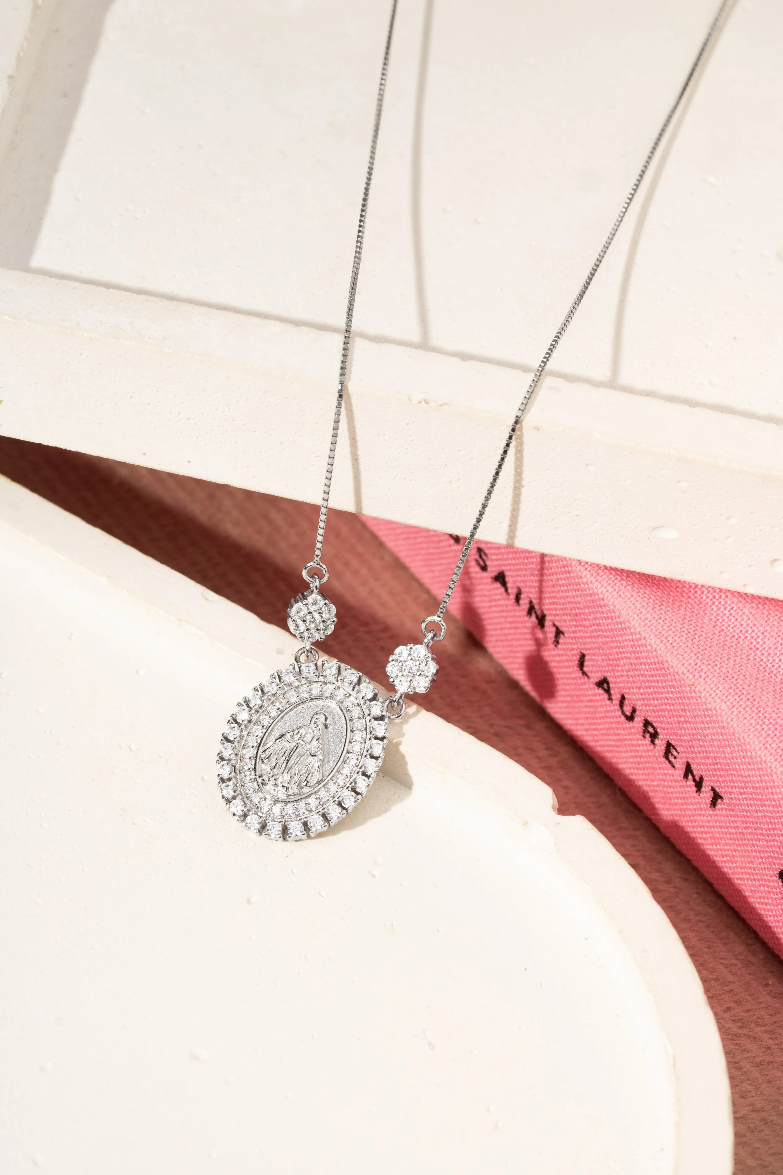 Colar Nossa Senhora com Zircônias em Prata 925