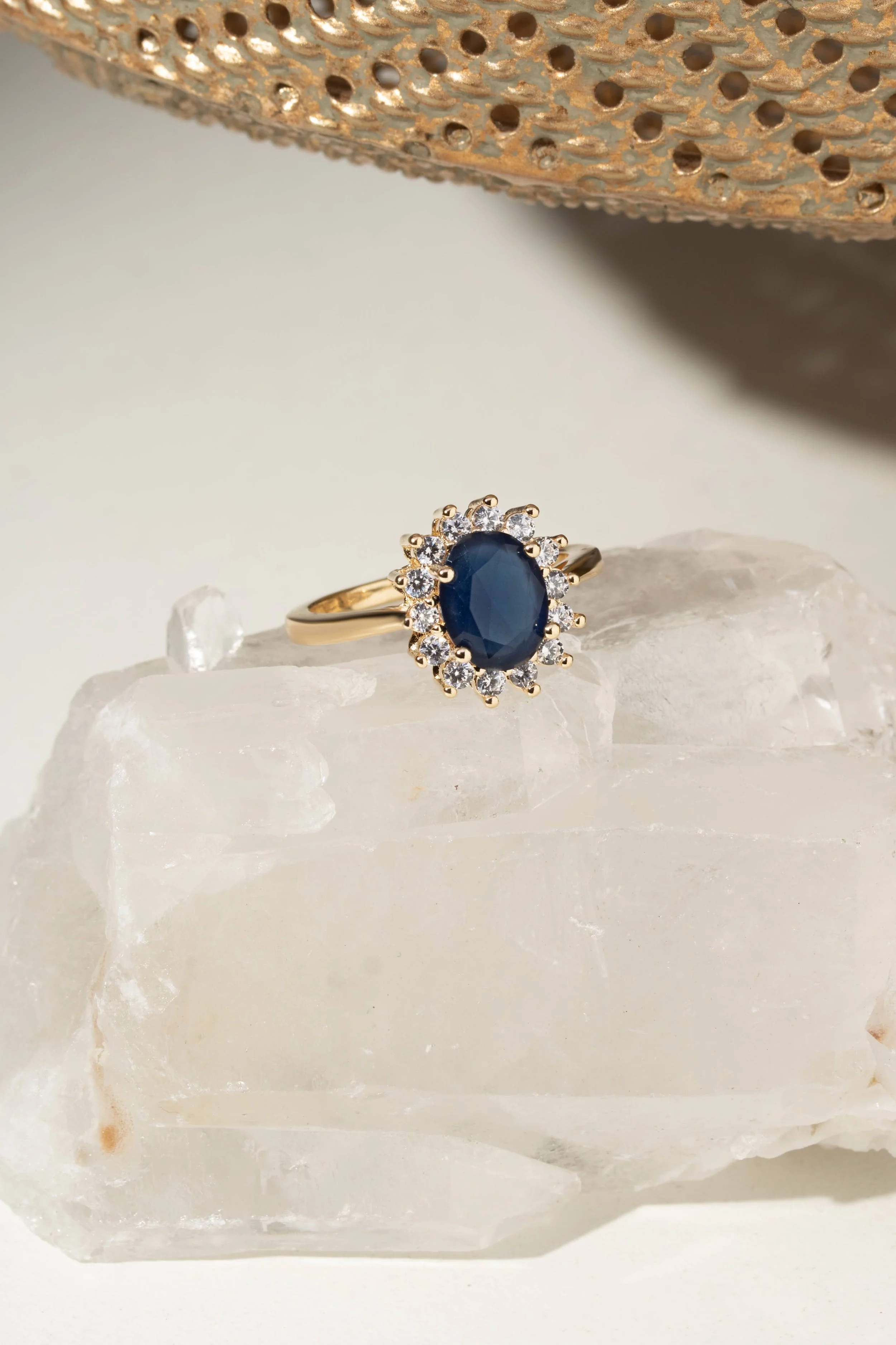 Anel Safira Oval com Zircônias - TAM 19