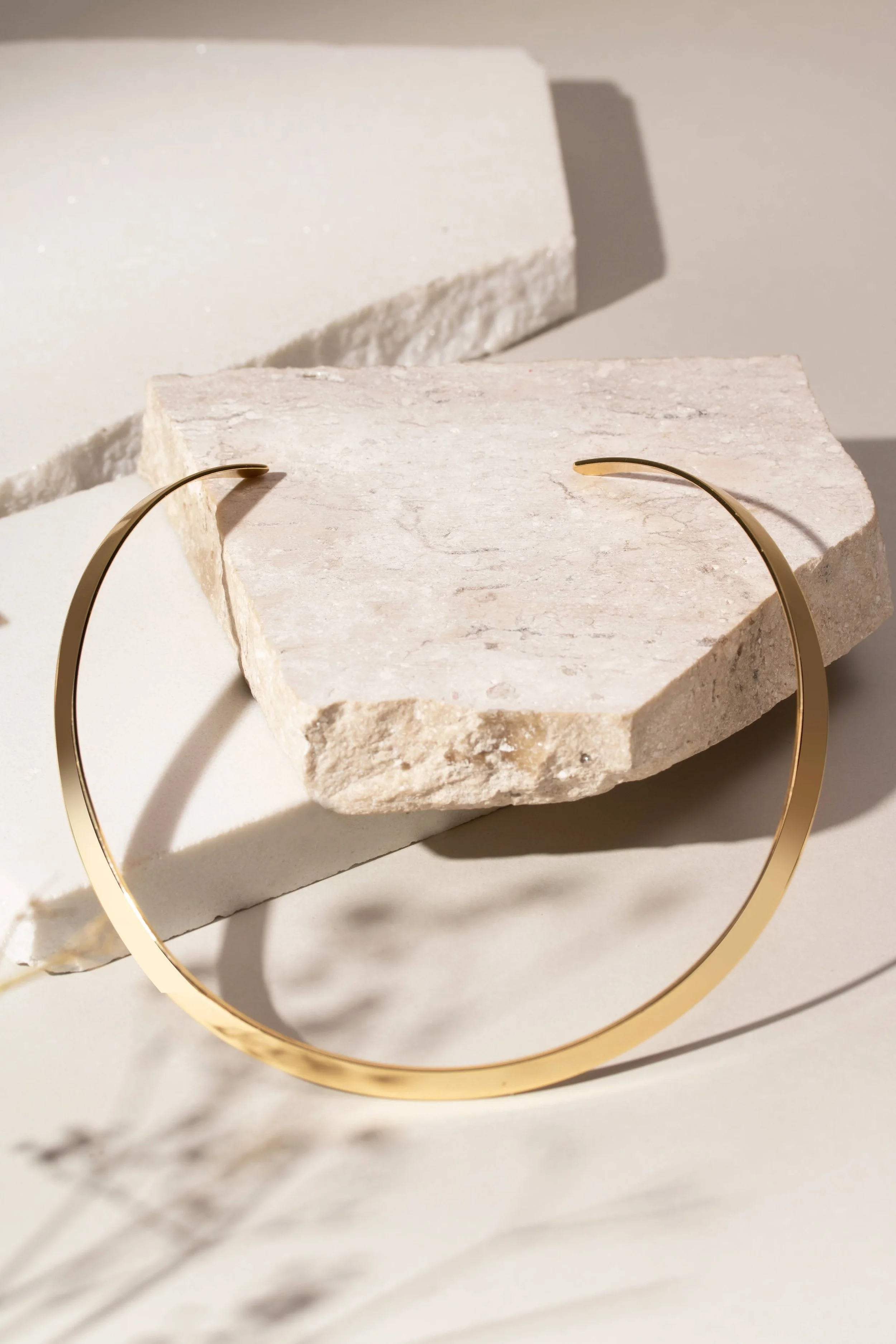 Choker Rígida Lisa Dourada