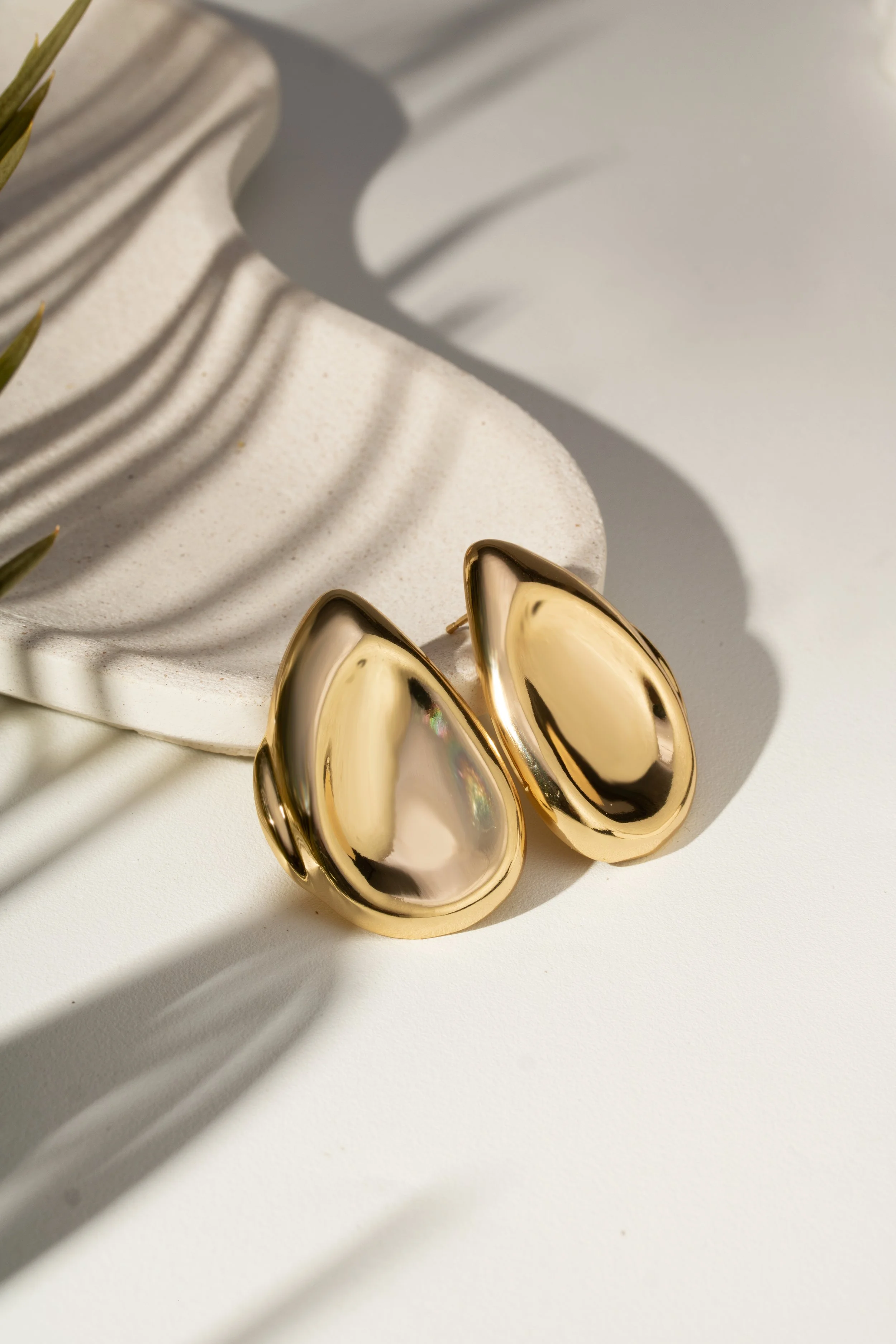 Brinco Gota Orgânica Dourado