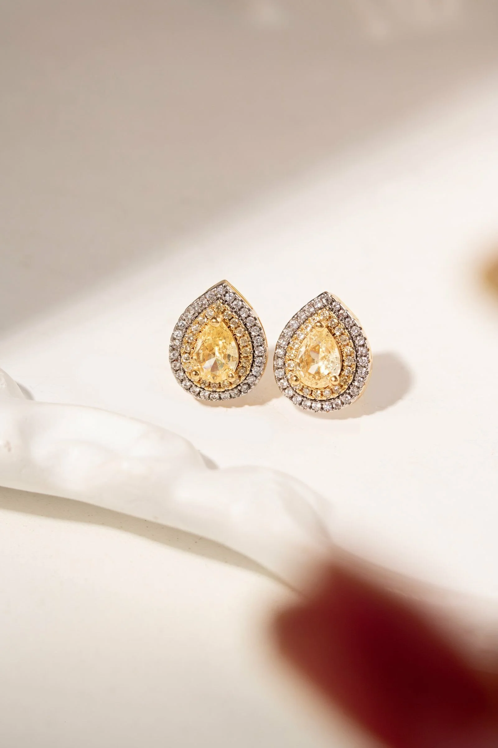 Brinco Gota com Cristal Citrino e Zircônias Brancas - Banho de Ouro 18k_1.jpeg