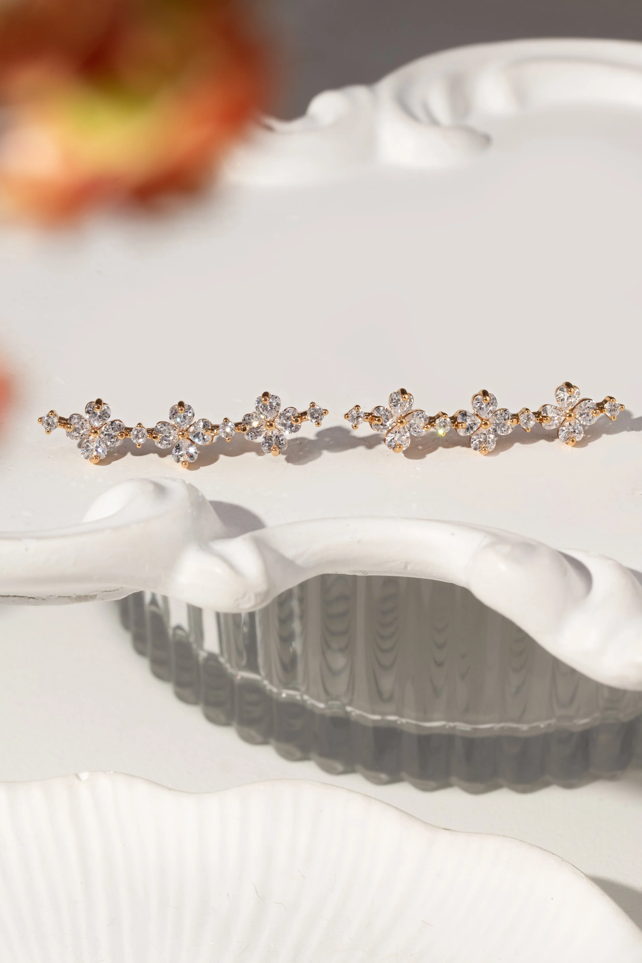 Ear Cuff Flor com Zircônias Banhado a Ouro 18k