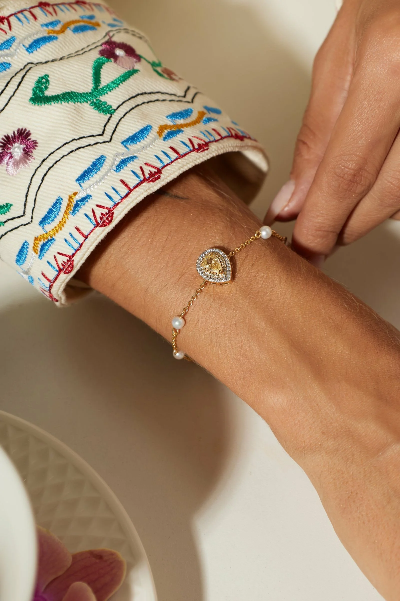 Pulseira Gota com Cristal Citrino, Pérolas de Água Doce e Zircônias Brancas 18cm - Banho de Ouro 18k_0.jpeg