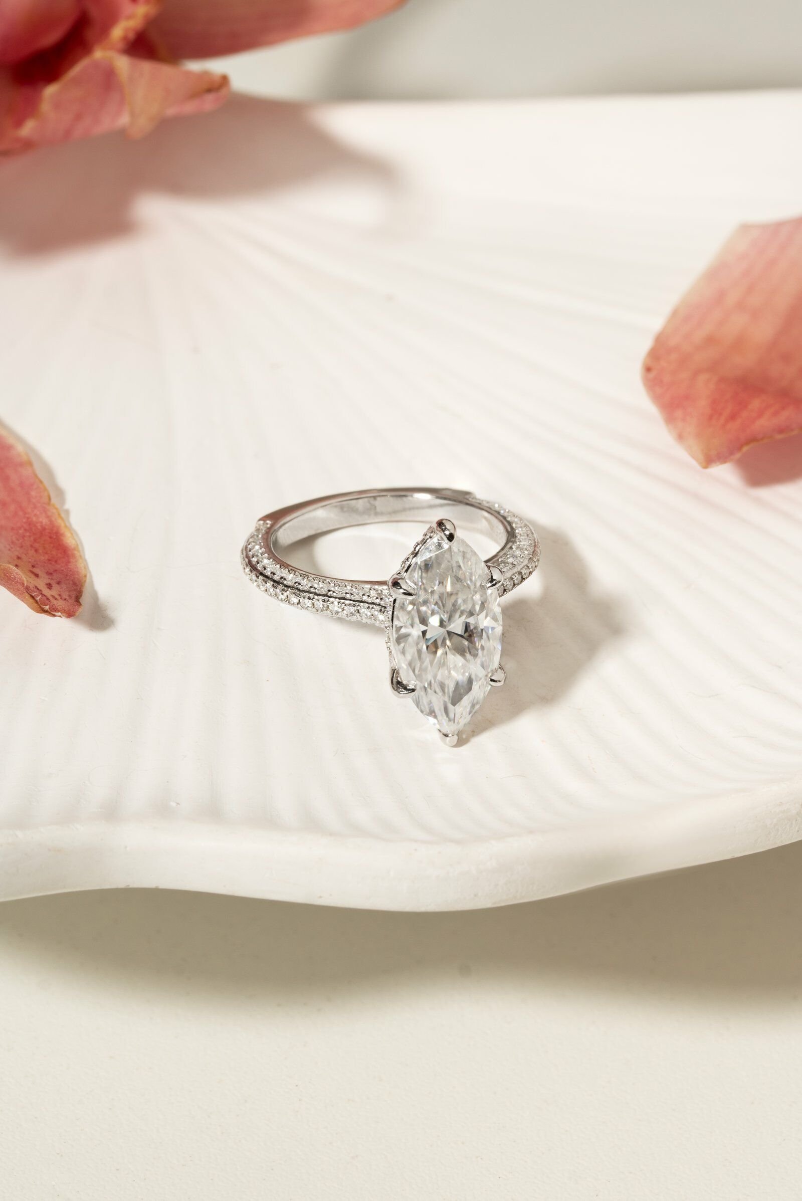 Anel com Moissanite Navete em Prata 925