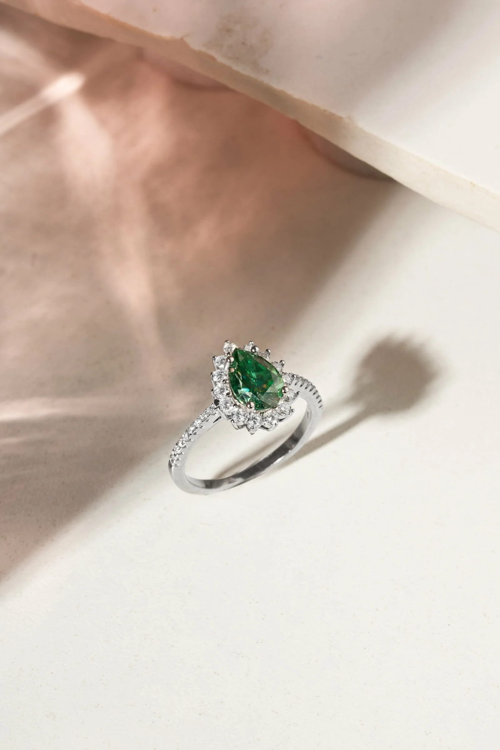 Anel Gota Moissanite Fancy Green em Prata 925