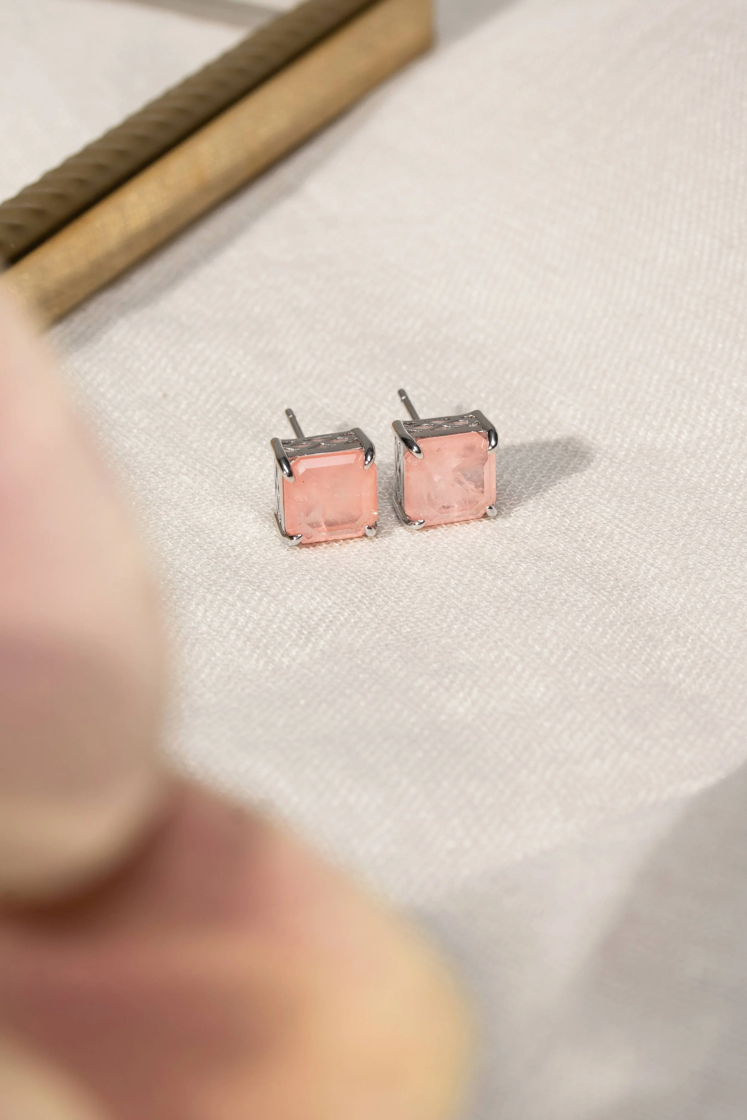 Brinco Quadrado Rosa em Ródio Branco
