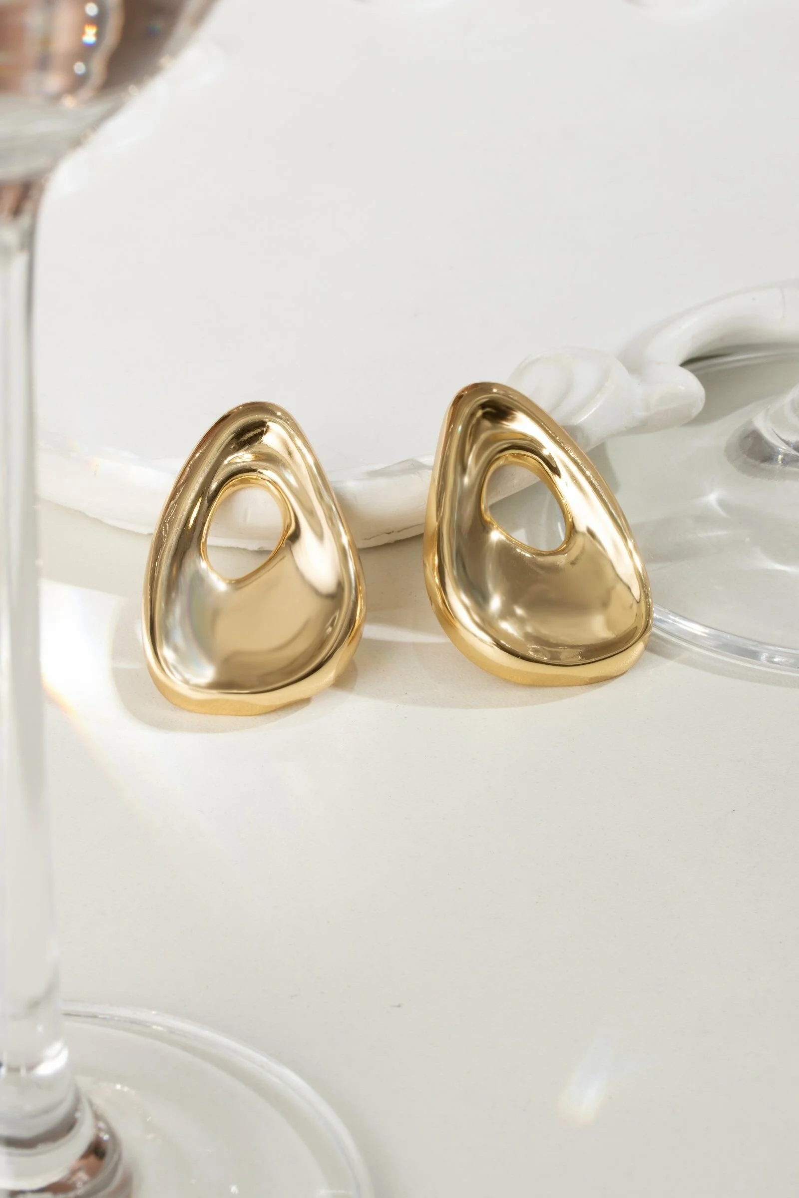 Brinco Orgânico Vazado Dourado