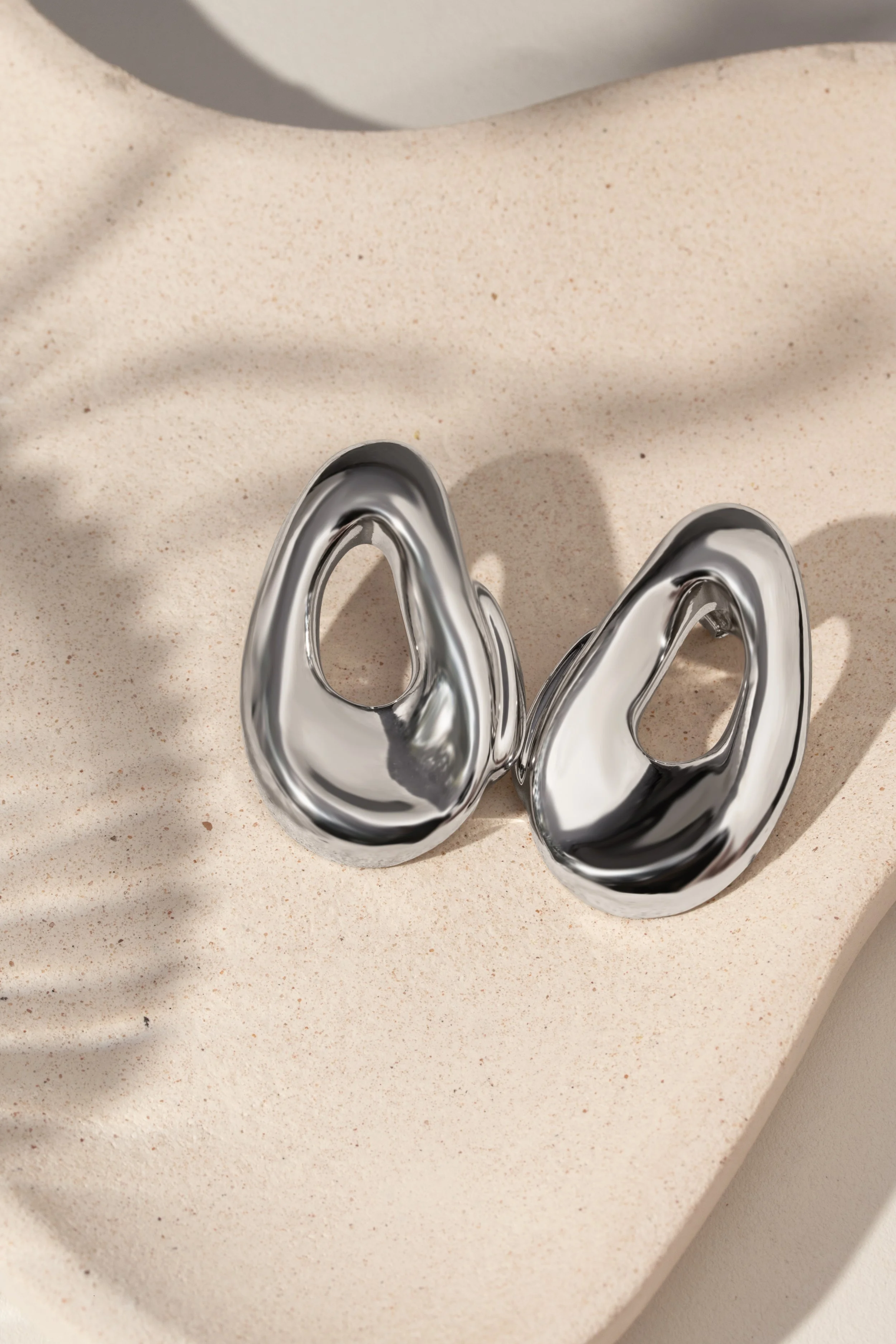 Brinco Orgânico Vazado Prata