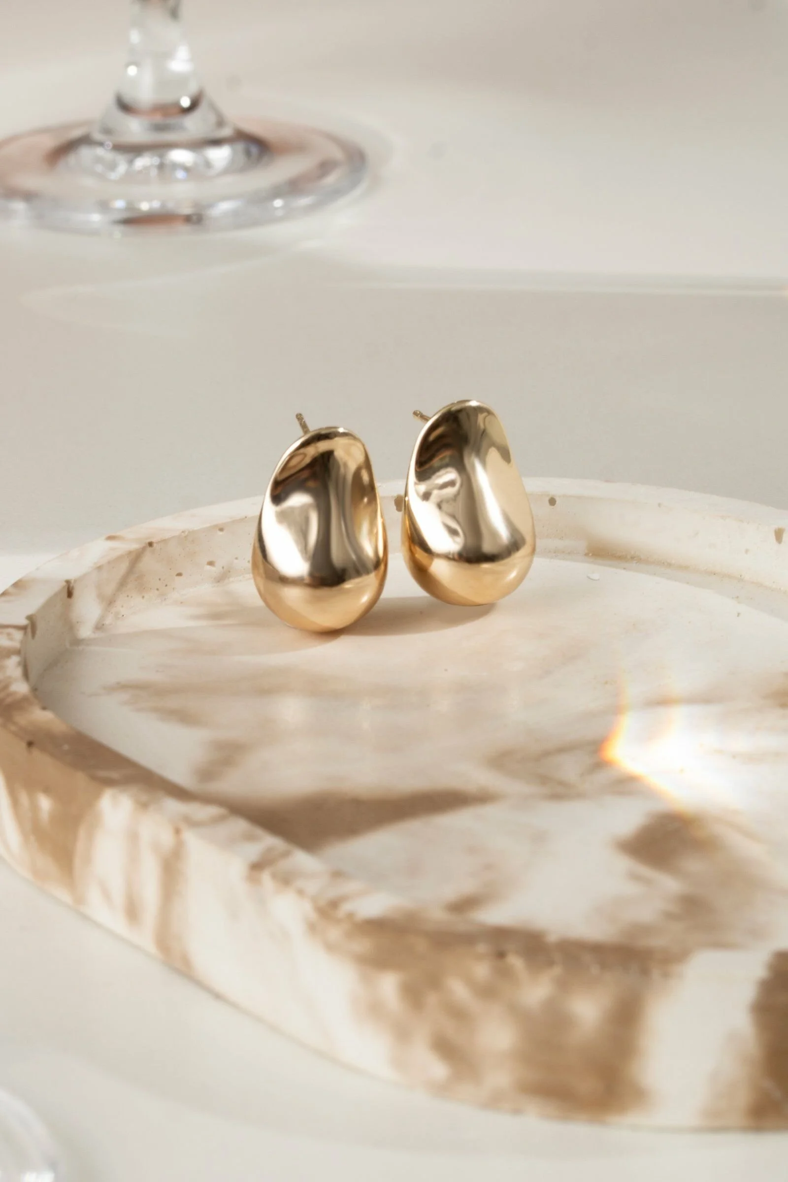 Brinco Gota Orgânica Lisa Dourado