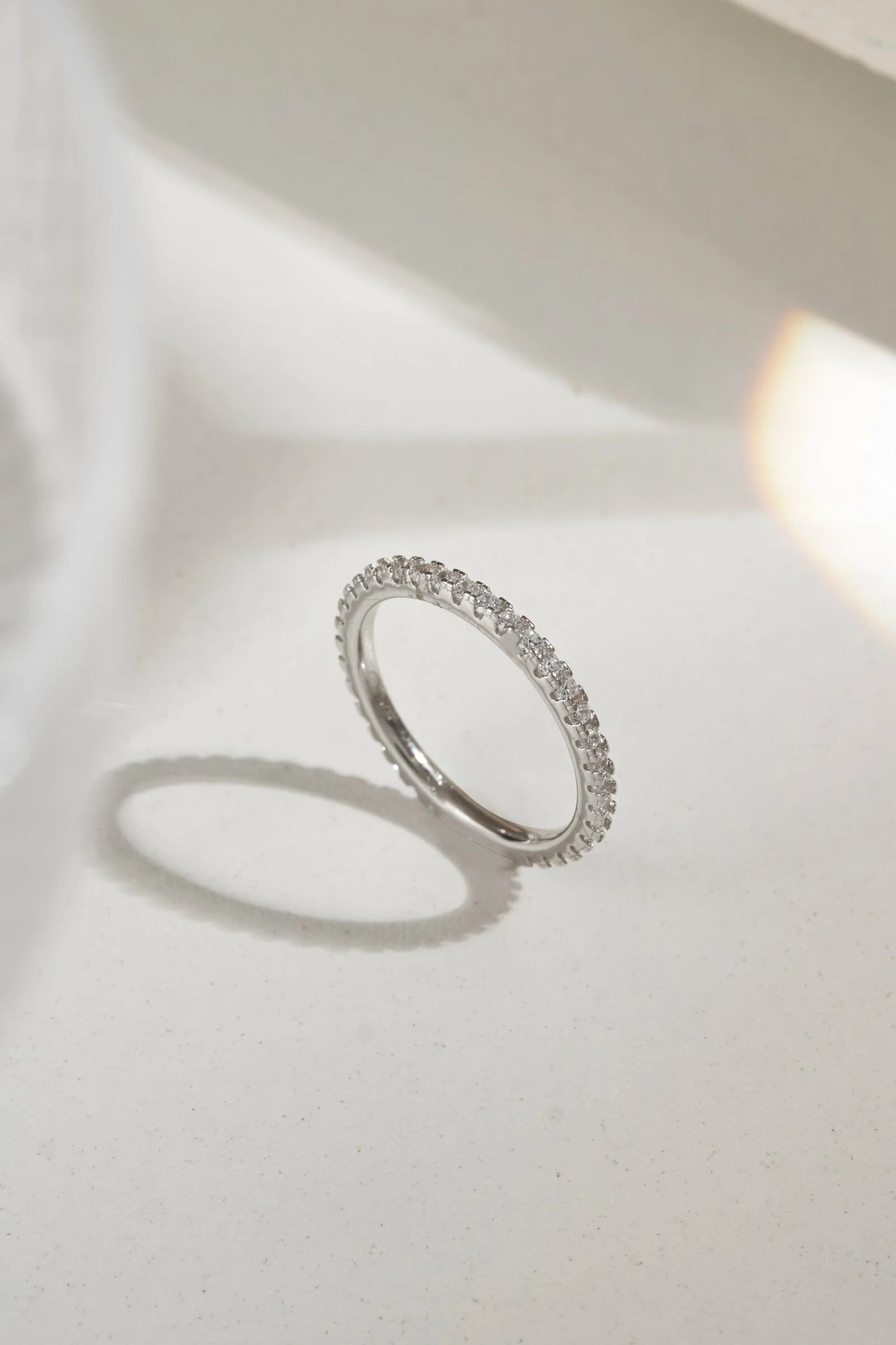 Anel Aliança Fininha com Zircônias Brancas - Prata 925_2.jpeg