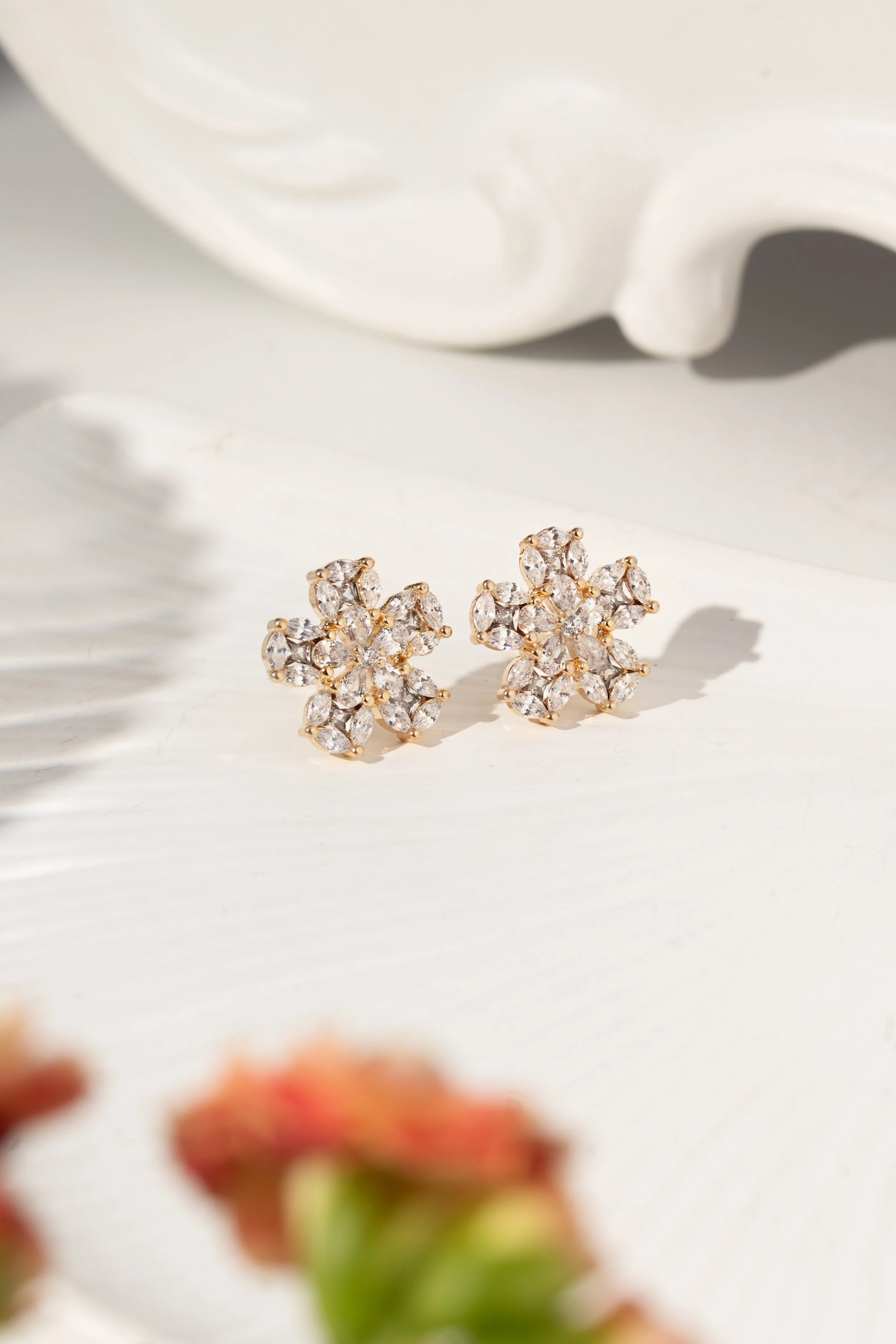 Brinco Flor com Zircônias Banhado a Ouro 18k