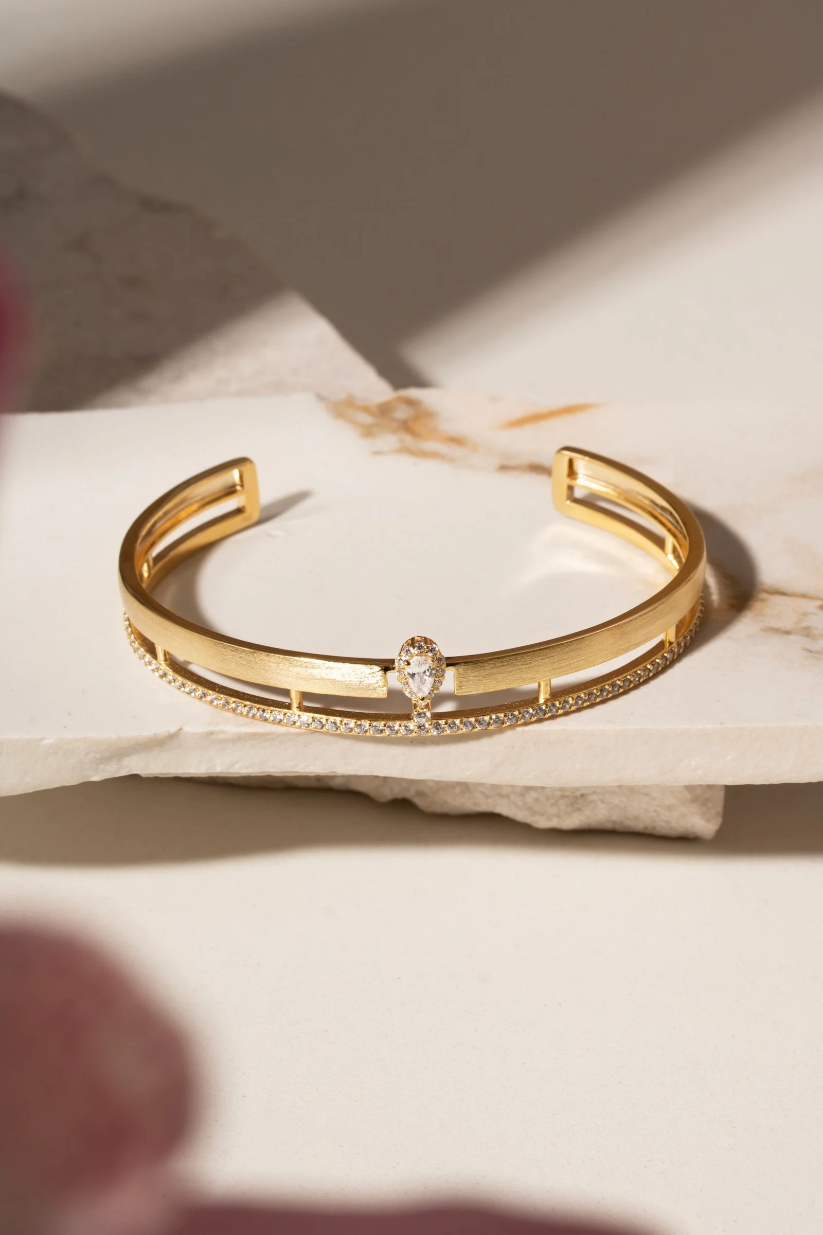 Bracelete Zircônia Branca Fosca com Gotinha – Banho de Ouro 18k
