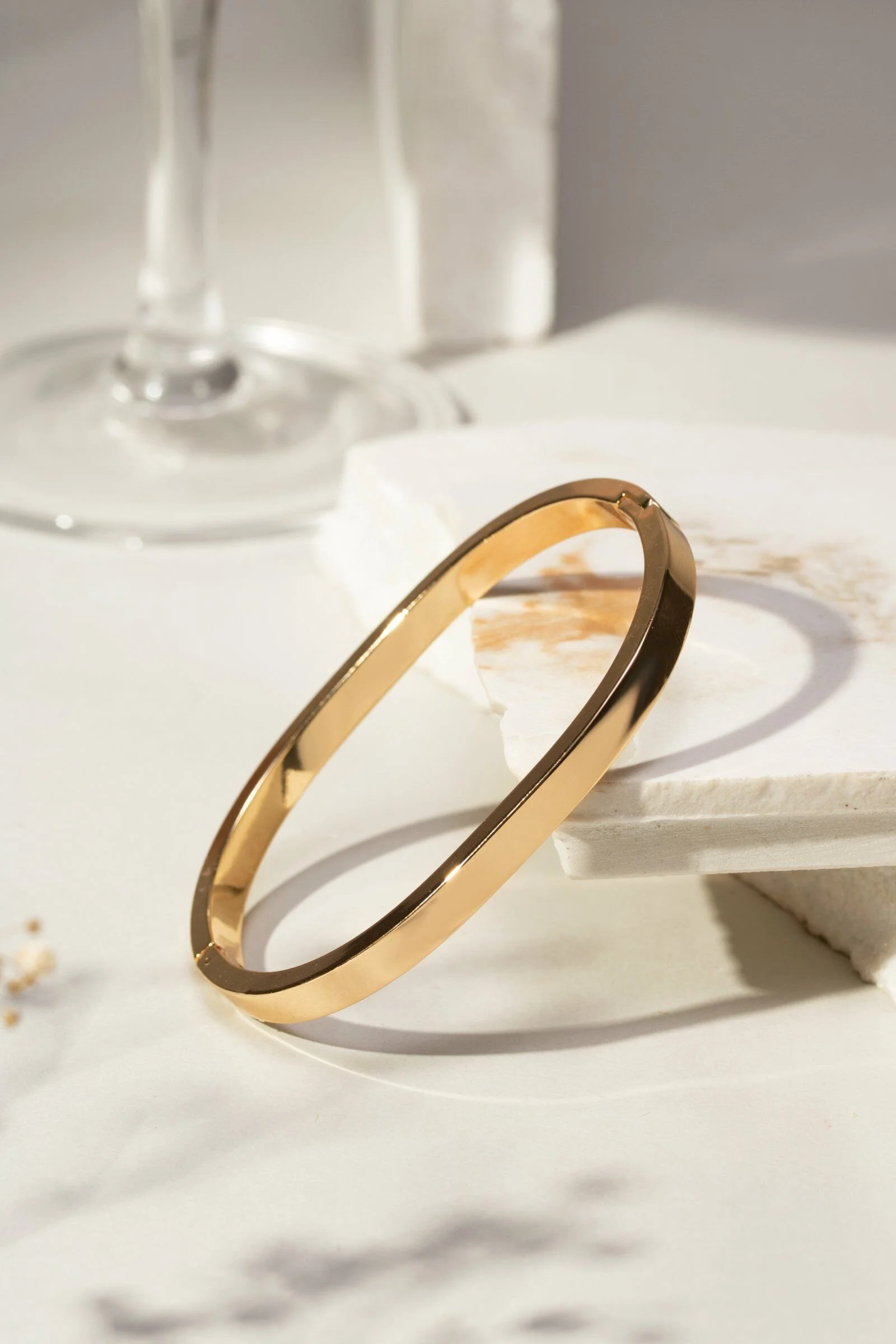 Bracelete Oval Liso Banhado a Ouro 18k