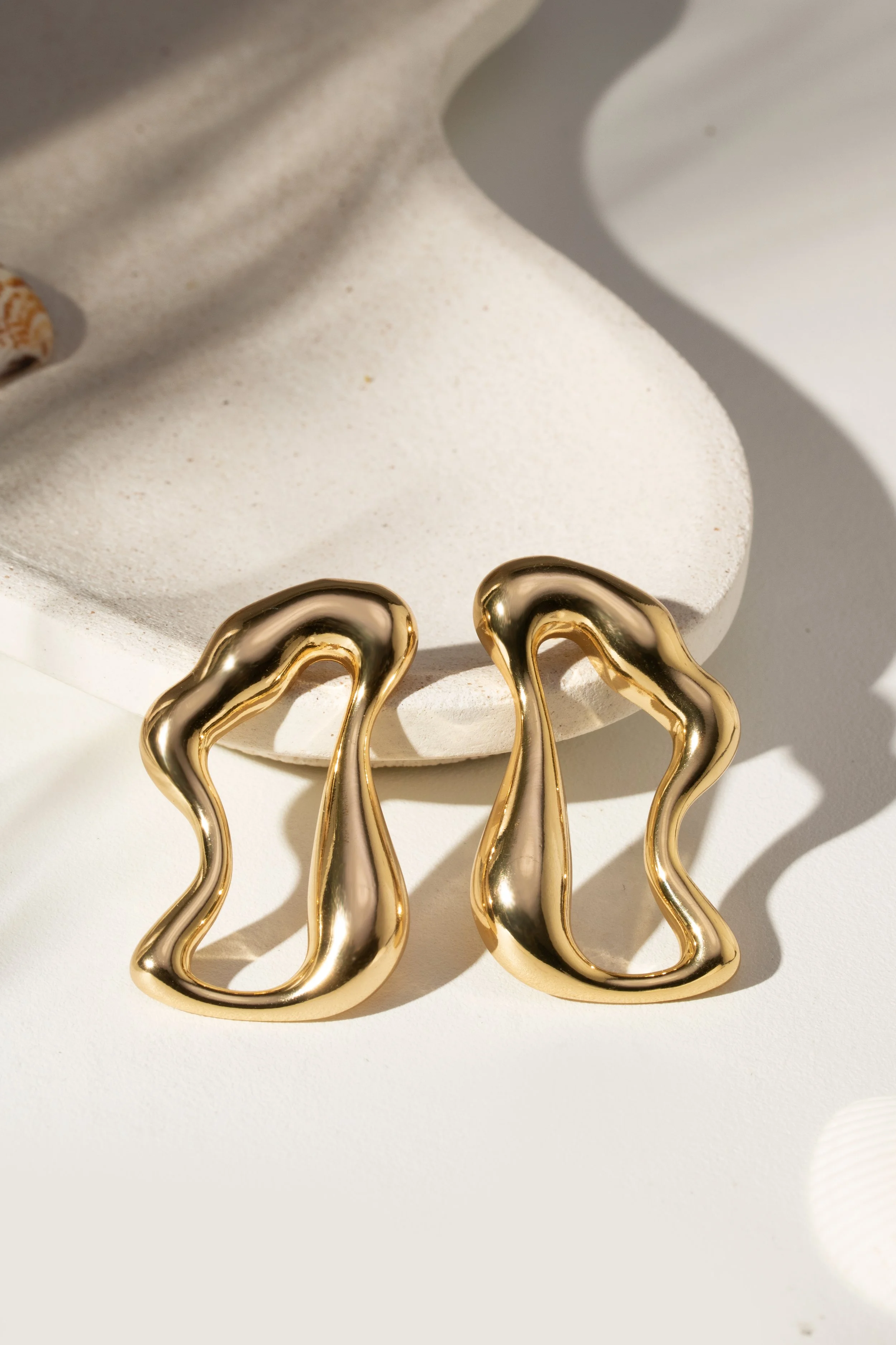 Brinco Orgânico Escultural Dourado