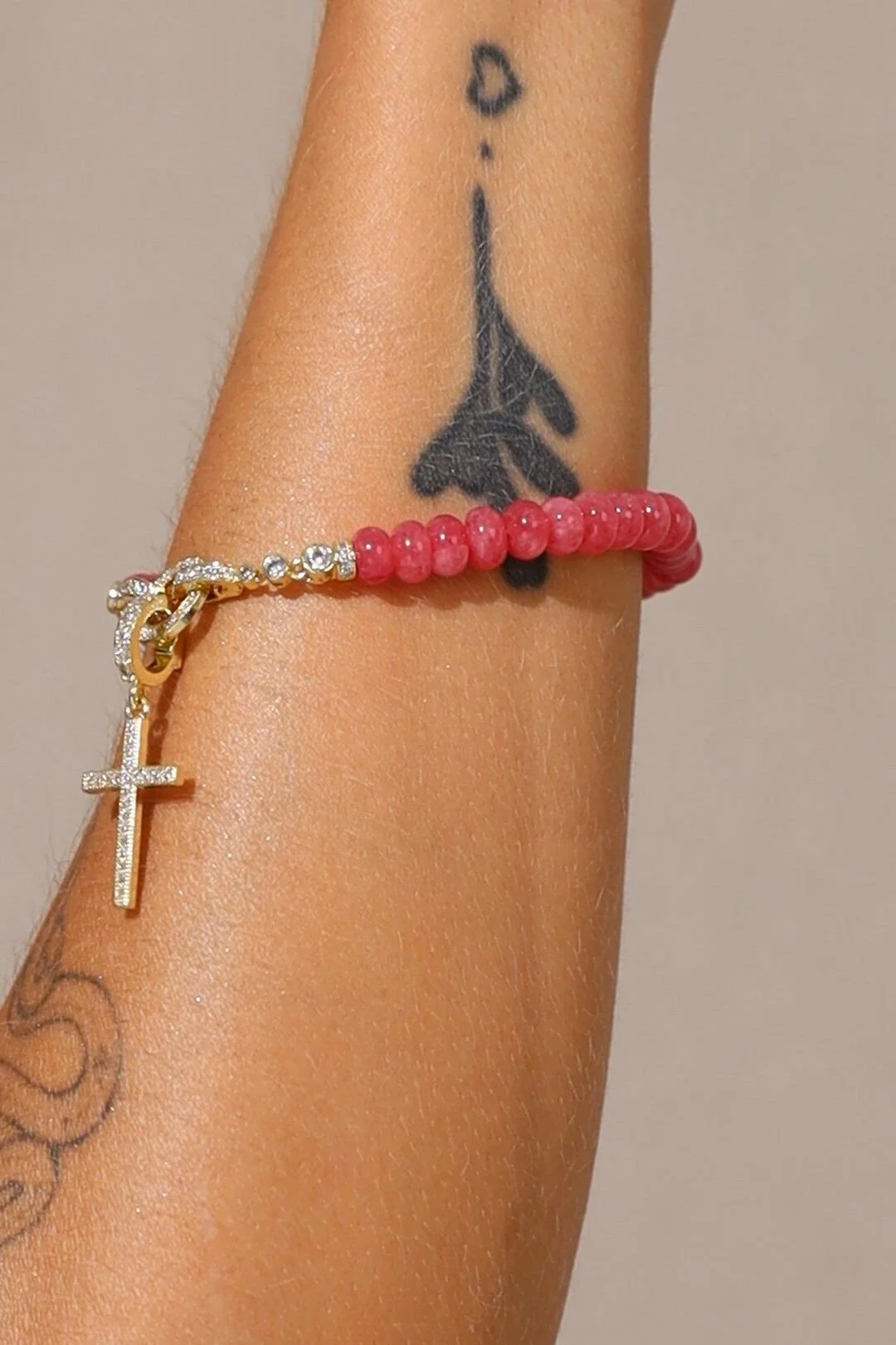 Pulseira Pingente Cruz com Cristais Cherry Lab e Zircônias Brancas 17cm - Banho de Ouro 18k_1.jpeg