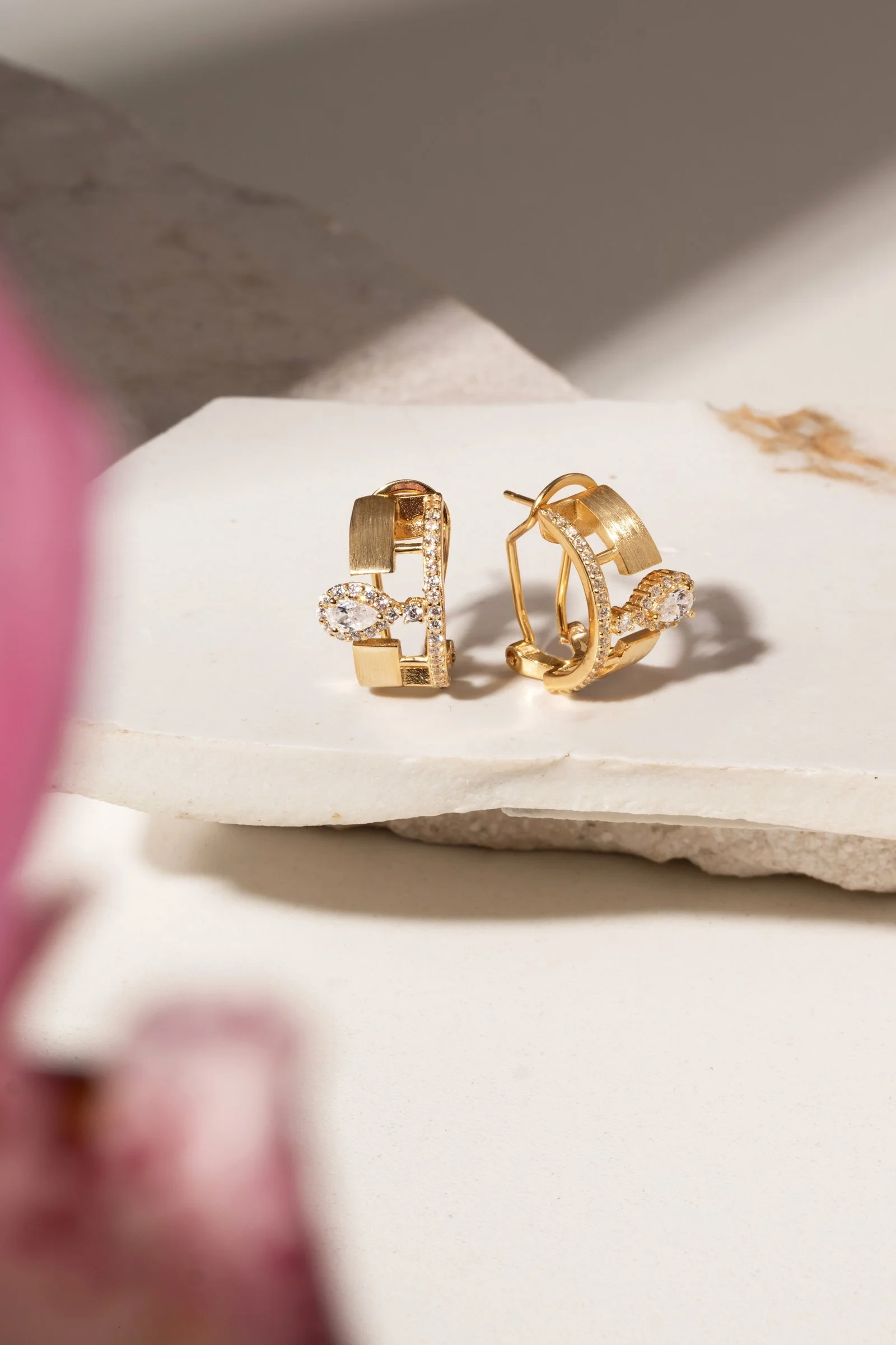 Brinco Argola com Zircônia Branca Fosca e Gotinha – Banho de Ouro 18k