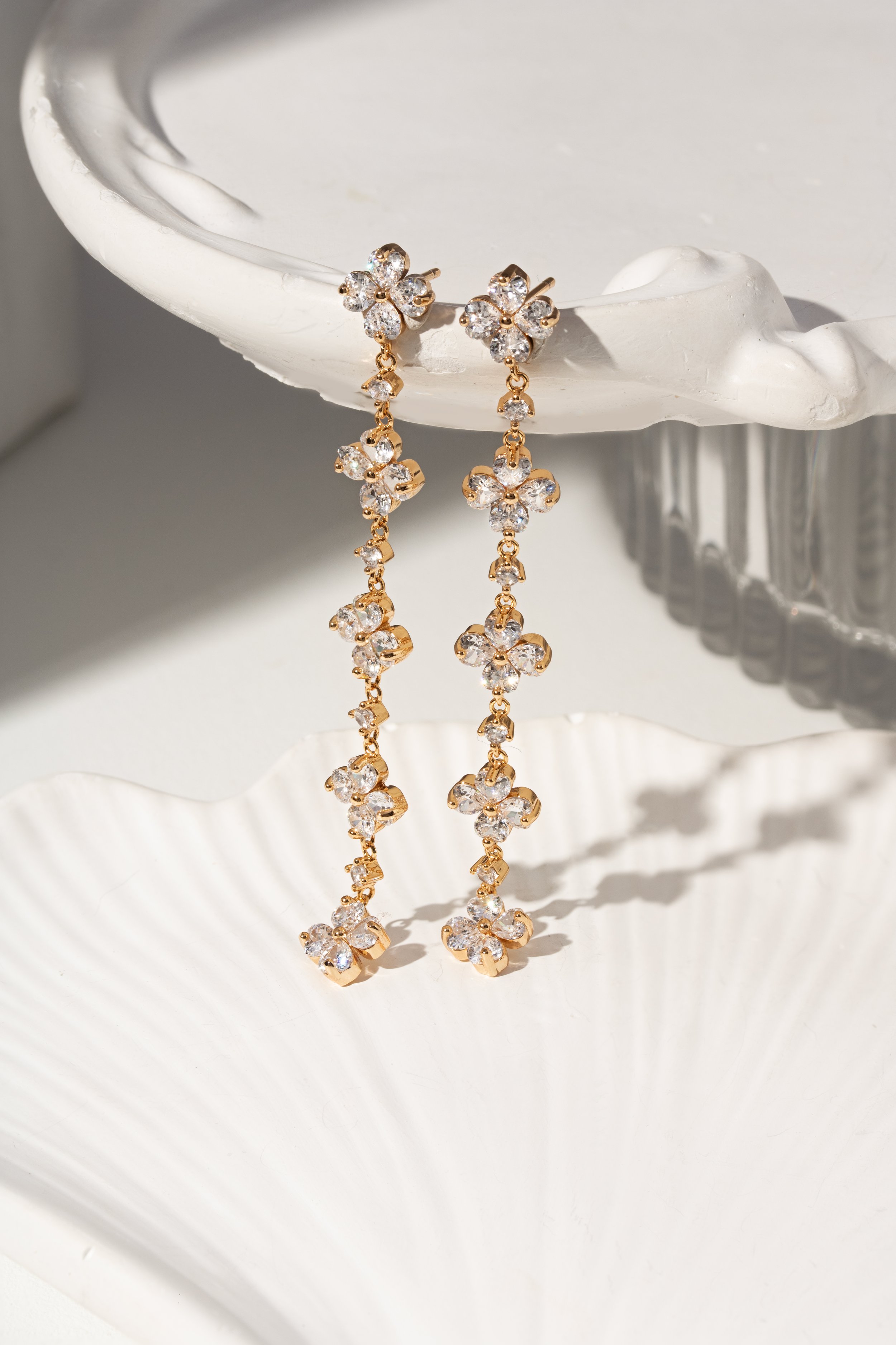 Brinco Longo Flor com Zircônias Banhado a Ouro 18k