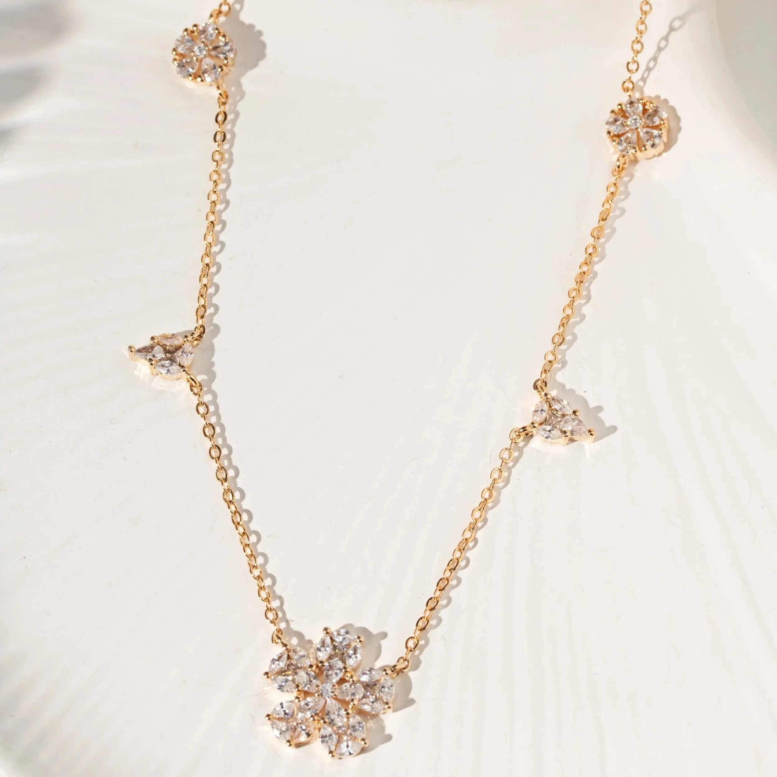 Colar Flor com Zircônias Banhado a Ouro 18k