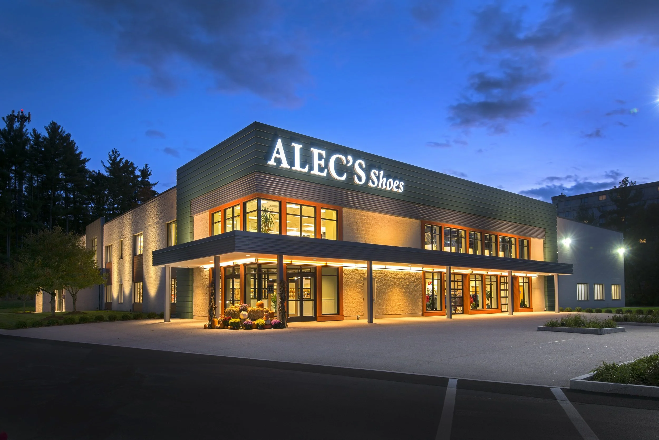Alec's Shoes storefront at 1617 Southwood Drive