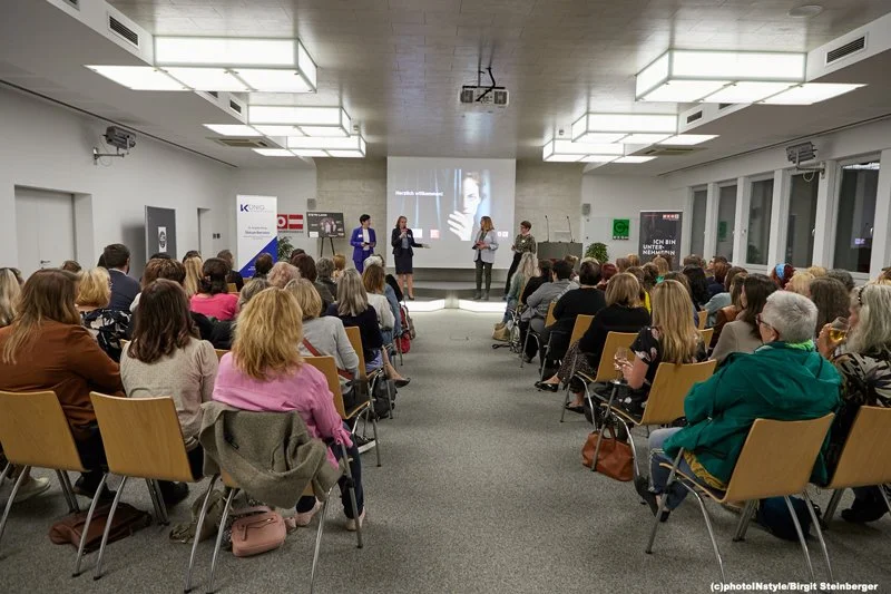 Ein Blick in den Veranstaltungsraum der Wirtschaftskammer Steyr bei der Veranstaltung „Lange Nacht der Sichtbarkeit“ mit Impulsvorträgen und Austausch rund um persönliche und berufliche Sichtbarkeit.