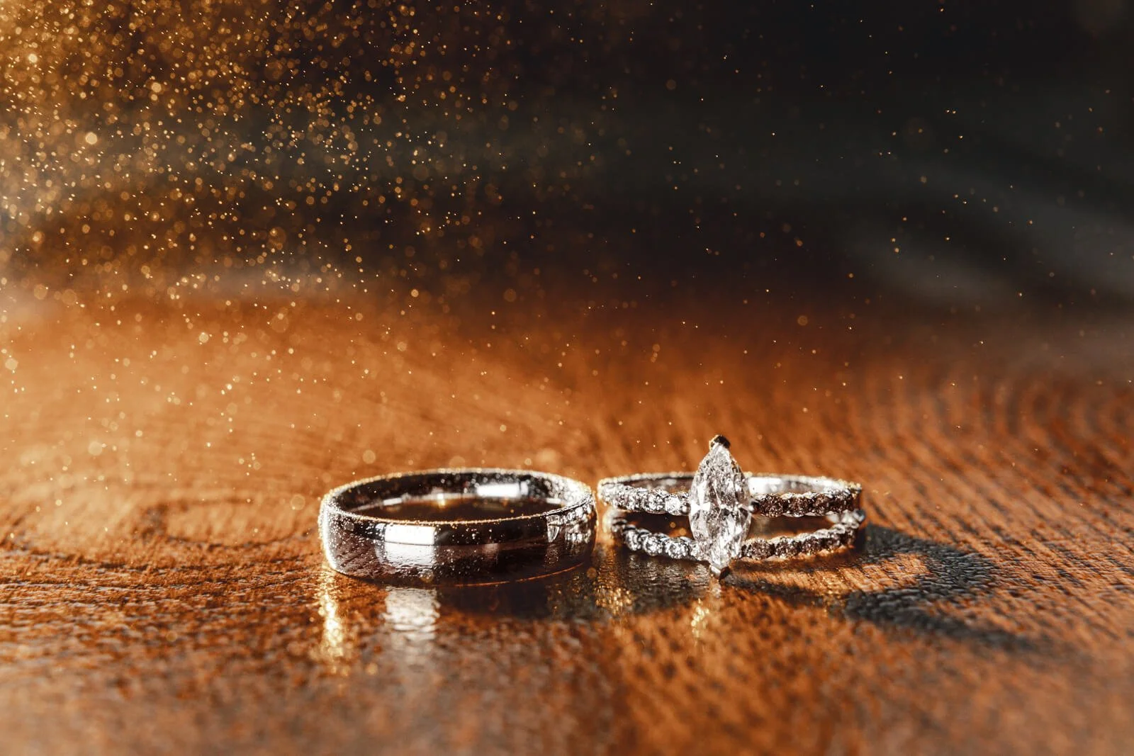Close-up photography of wedding rings, fine-art and cinematic wedding photography by Cécile Wedding, Provence, Paris, and destination
