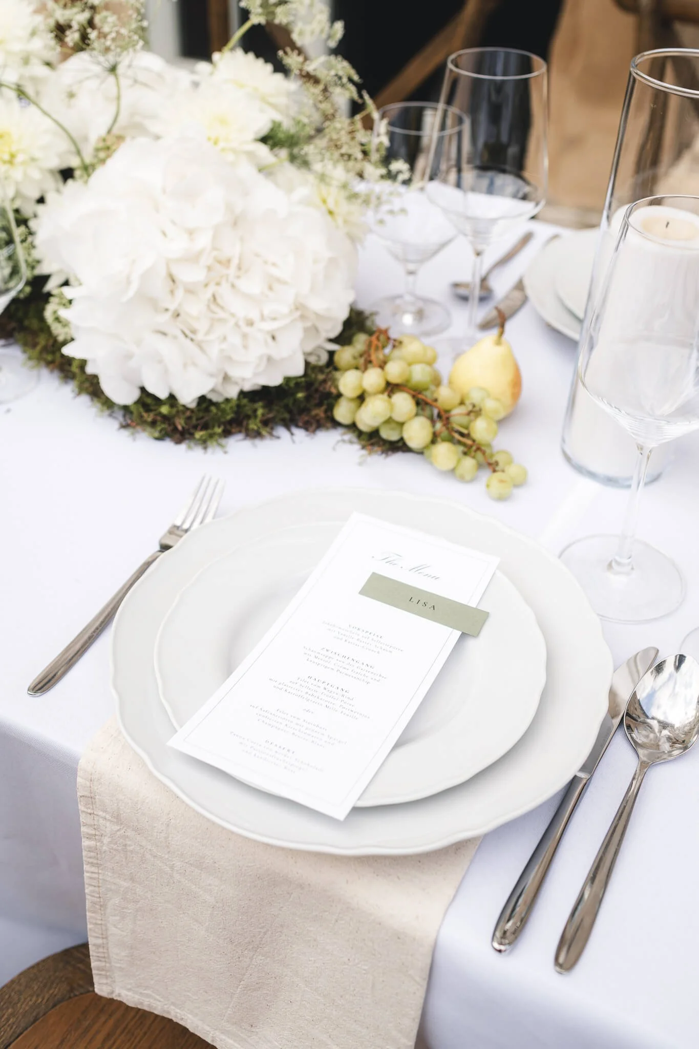Photograph of a high-end wedding table setting in a still-life style by Cécile Wedding, a wedding photographer based in Provence, Paris, and destinations