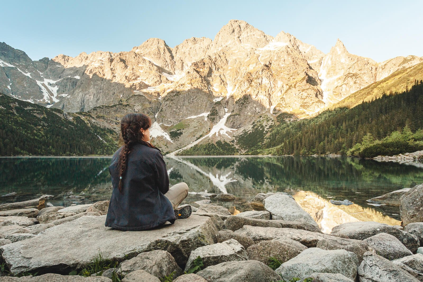 Portrait d'une femme assise devant le lac Morskie Oko