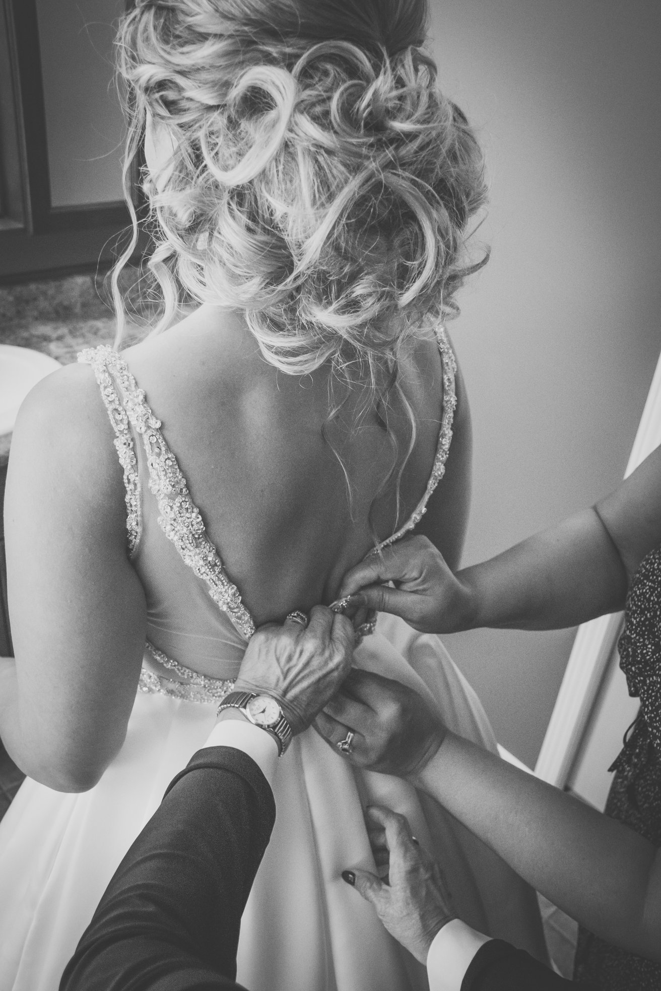 bride getting ready.jpg