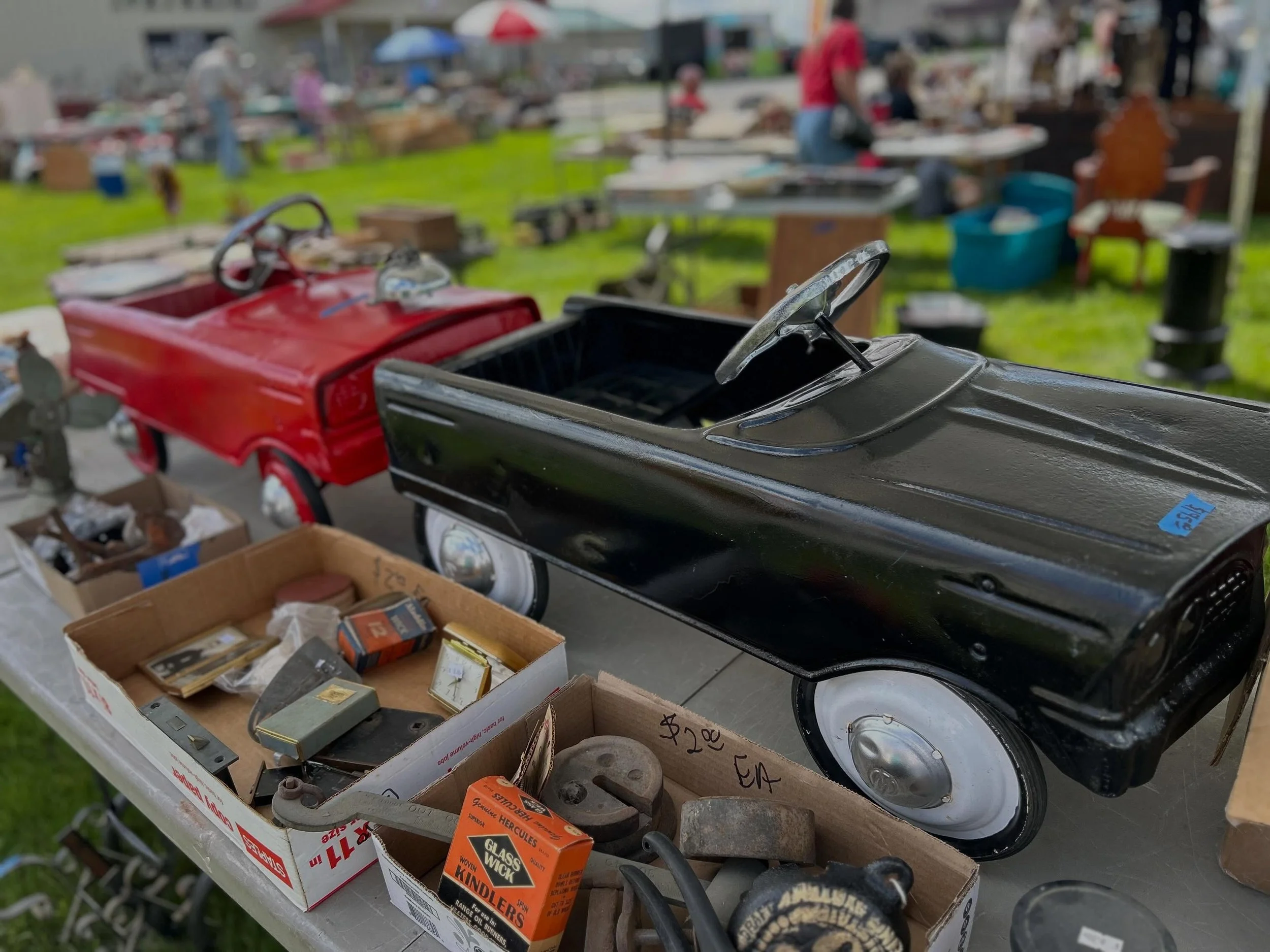 New Generations&rsquo;s Outdoor Vintage Market vendors brought a fabulous selection for you! 🙌 Loads of vendor sales happening in both New Generations of Harmony and Stardust Retro Revival too! The Outdoor Vintage Market goes until 3:00 today and th