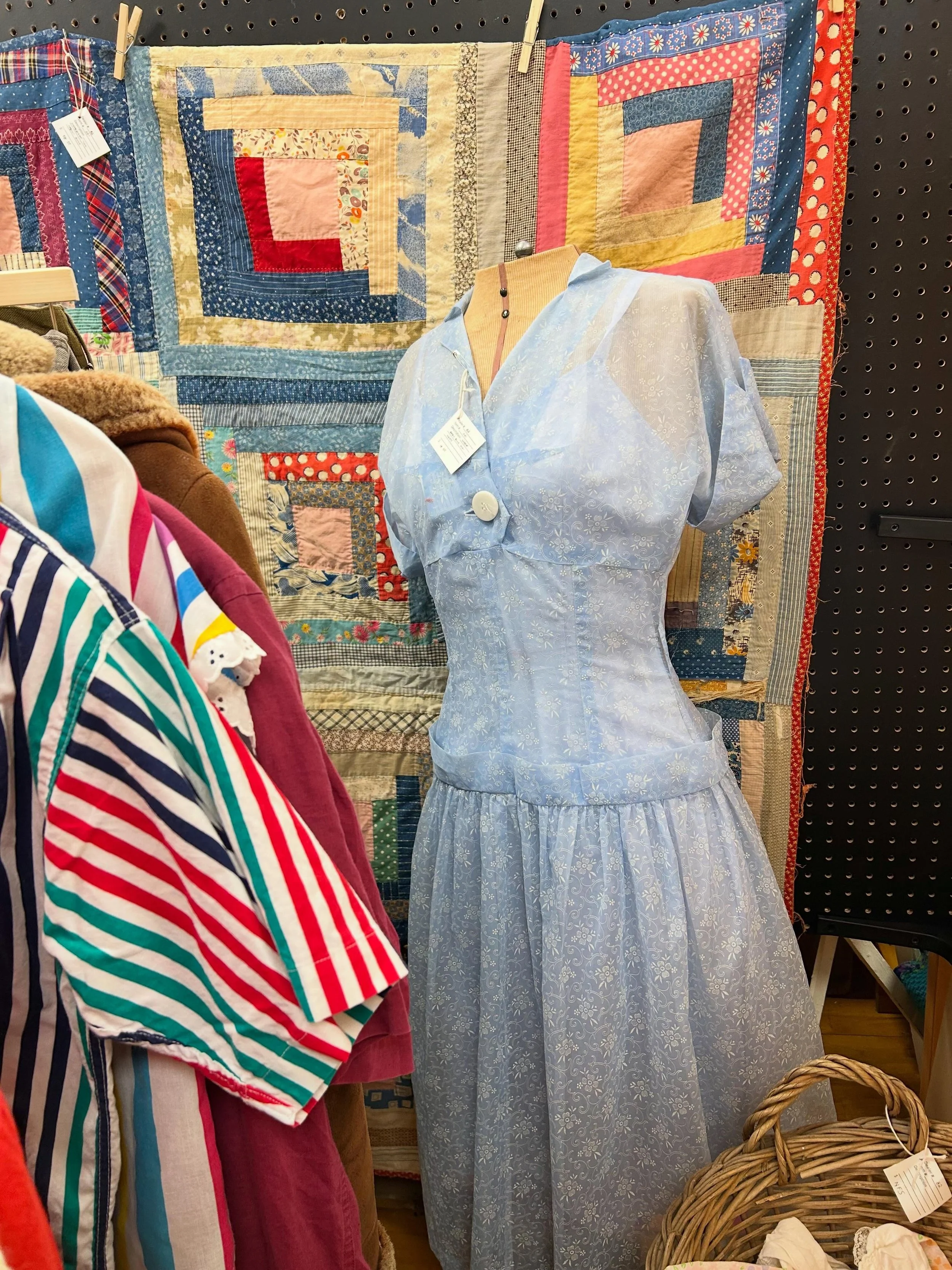 New vendor alert! 🚨🚨🚨Come check out all this vintage fabulousness from 10-5 today! 🌈🪩⚡️