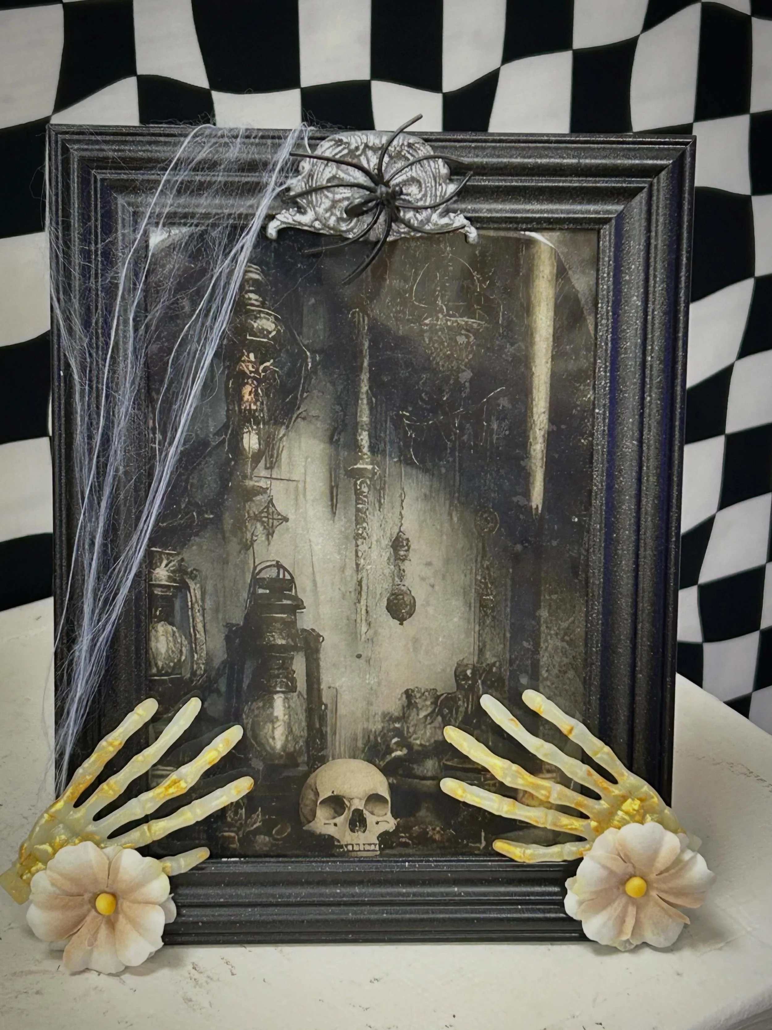 We have a booth filled with spooky Edgar Allan Poe-inspired creations! 🐦&zwj;⬛ Come check it out today from 10-5! 🌈🪩⚡️