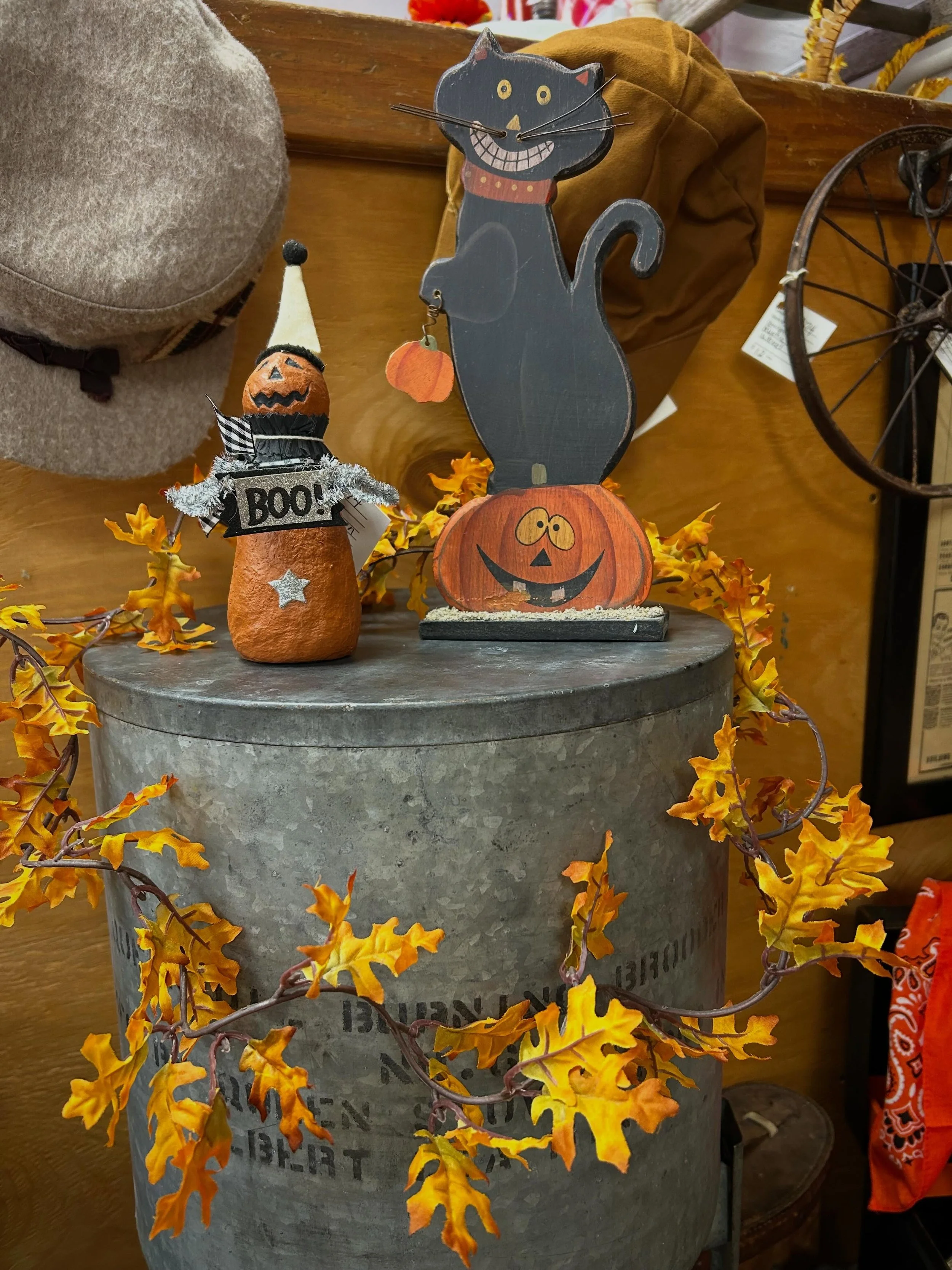 We have so much spooky season and autumn decor for you! 🍁🐦&zwj;⬛👻 Come check it out from 10-5 today! 🌈🪩⚡️