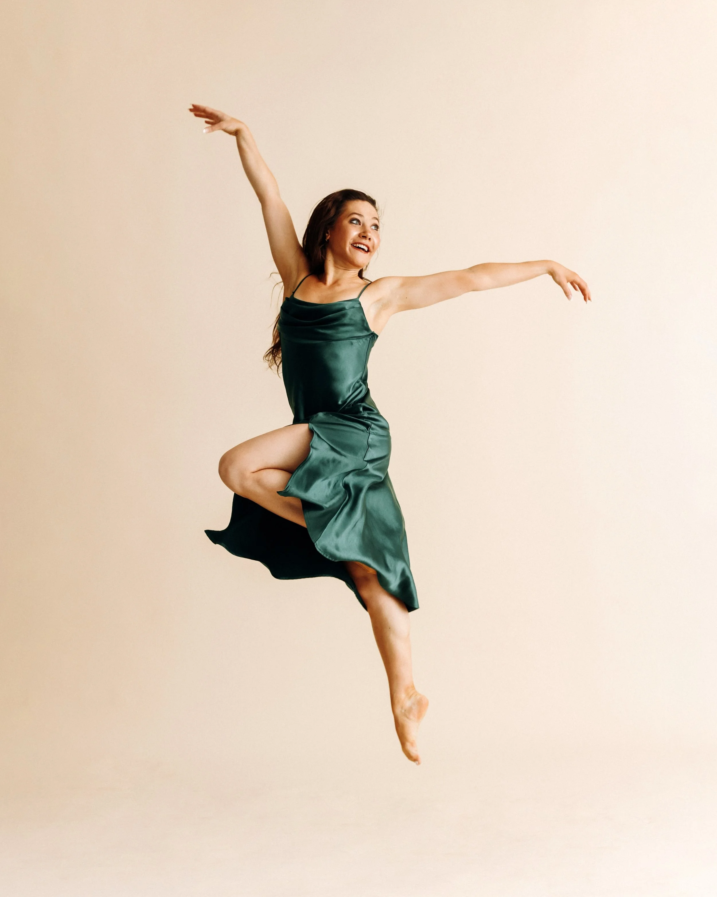 green dress: a series 

pc: @jontaylorphoto 

#dance #dancer #nycdancer #dress