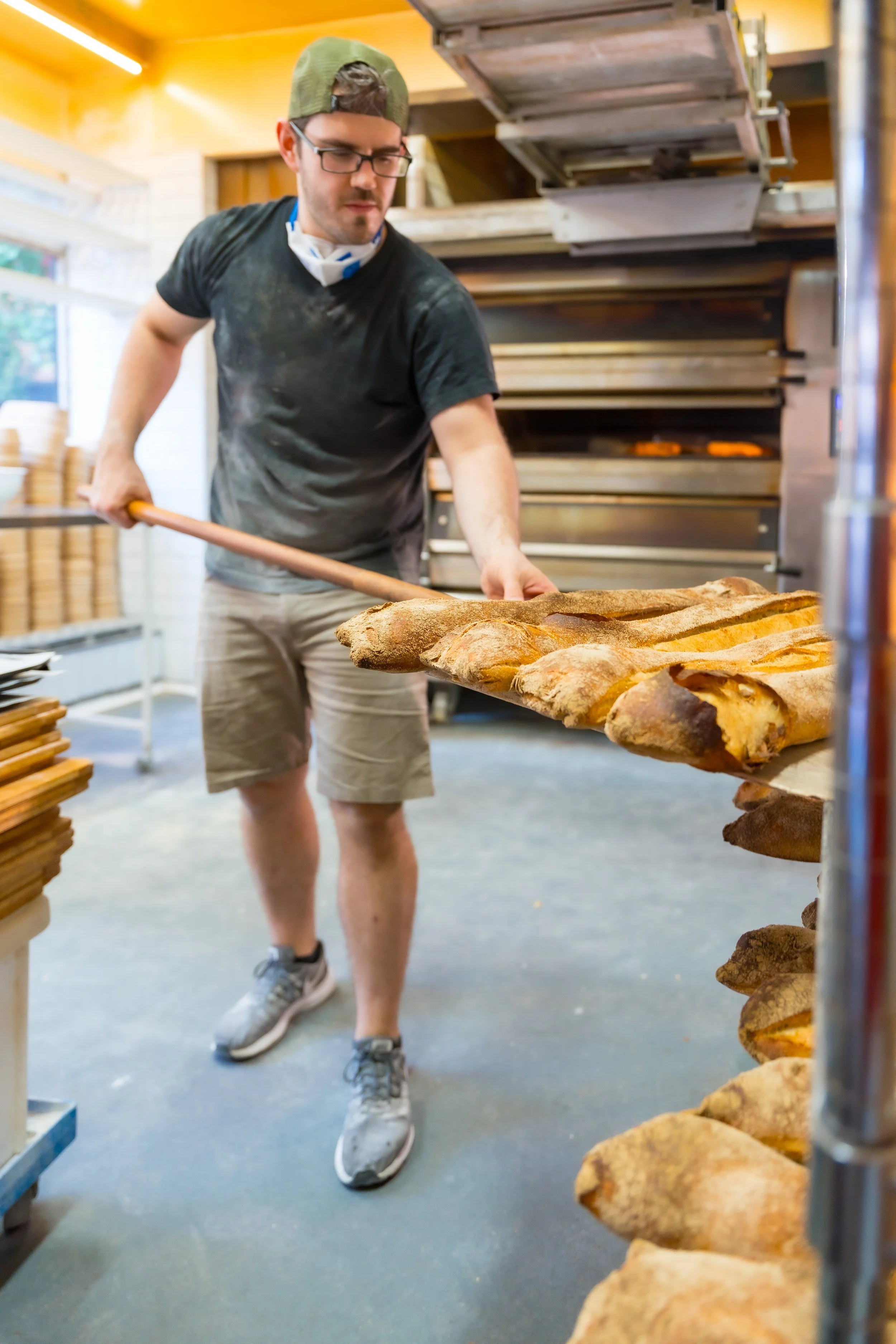 persona emprendedora joven trabajando en un local de panadería