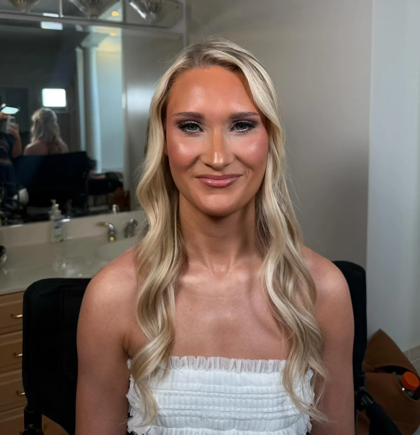 AHHHH the glowy spring makeup has arrived and I&rsquo;m loving every bit of it 🤩

Makeup - @makeupbymadisonc_ 
Hair - @hairmakeupbyhaley

#bridalmakeup #softglam #bridalsoftglam #northgamakeupartist #BrideGoals BridalMakeup WeddingGlam SoftGlamBride