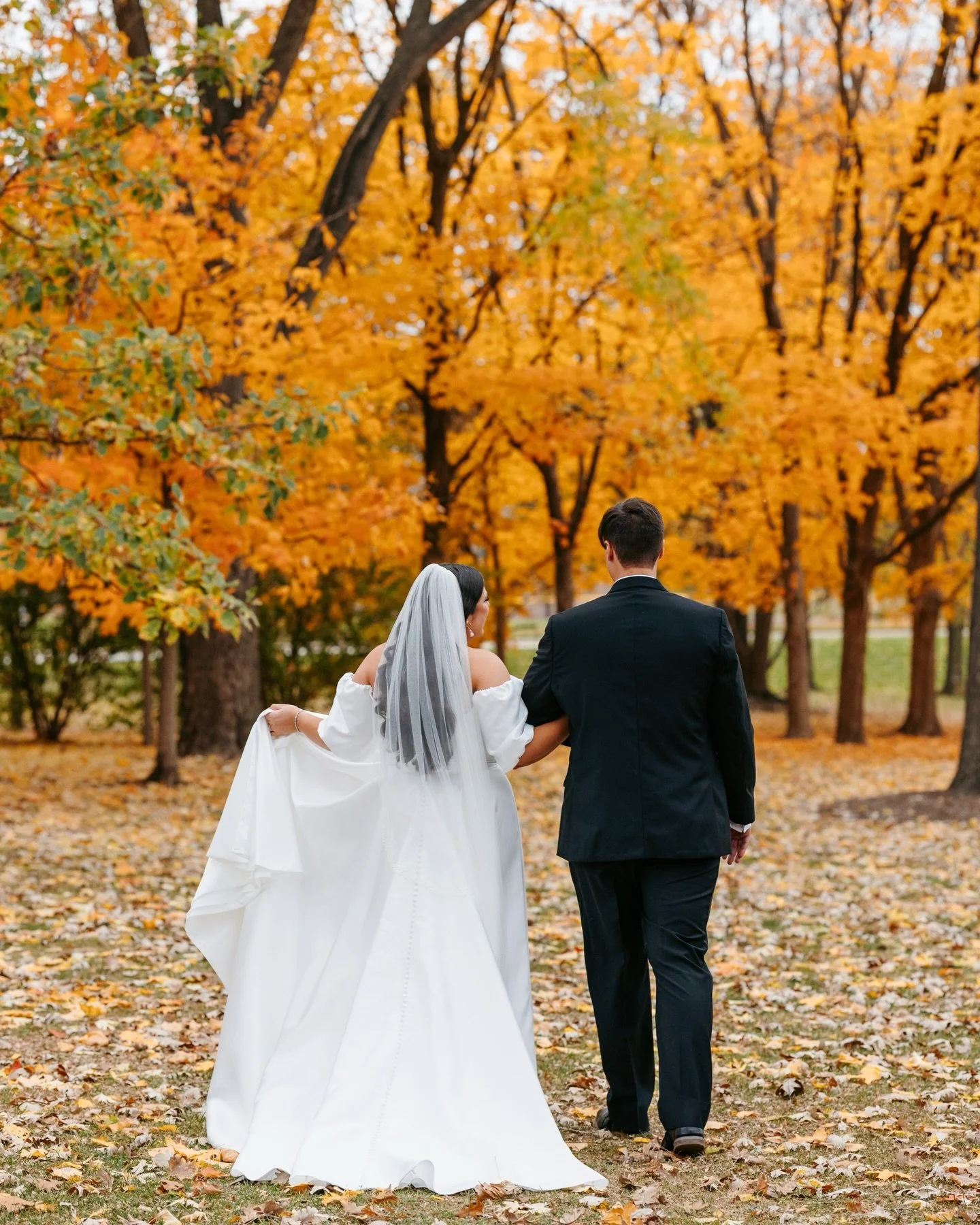 The perfect fall colors for Lauren + Joe&rsquo;s wedding day 🍂🍁