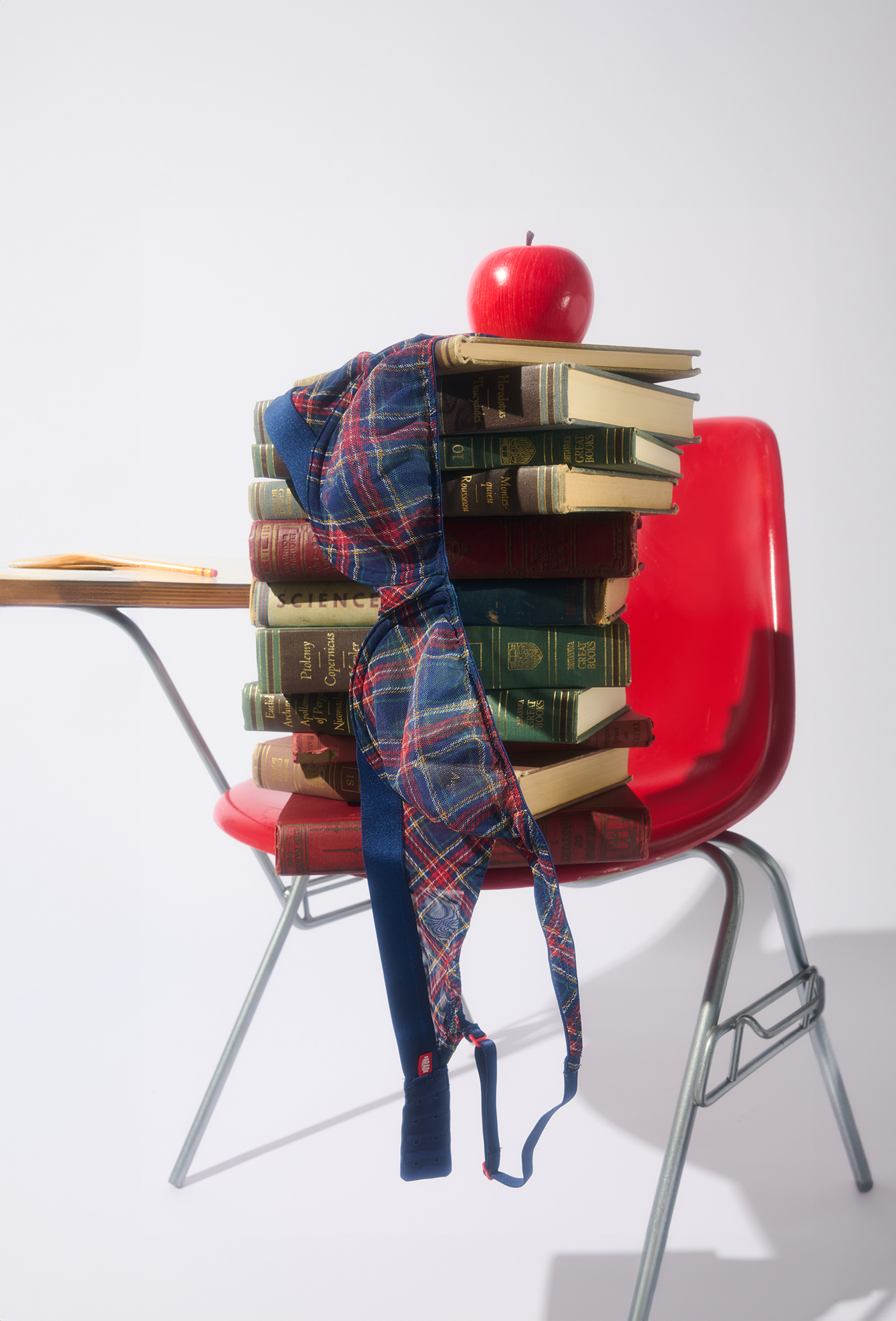 4_Bookstack_PARADE_250627_JENNA_GANG_0120 1 1.png