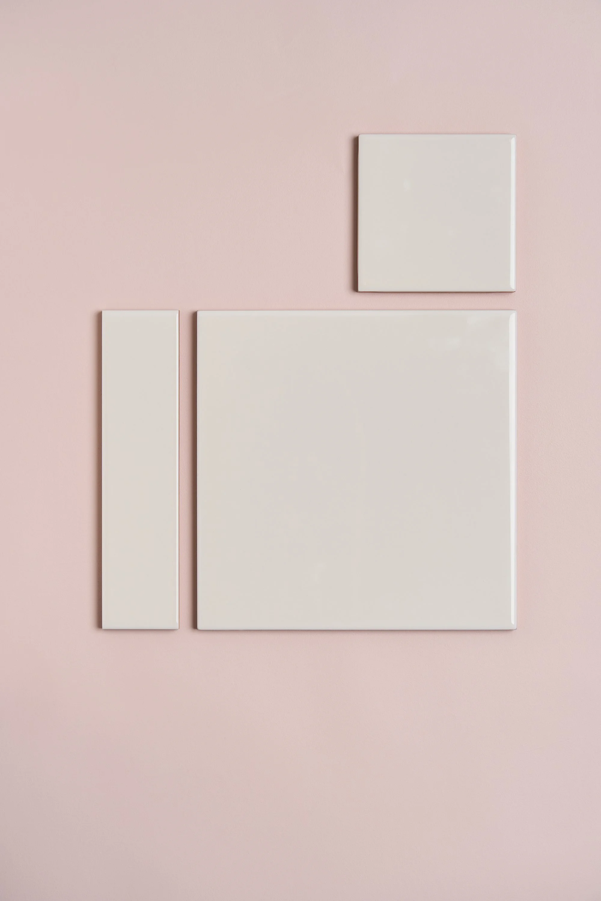 Interior architecture samples. An arrangement of rose terracotta tiles on a soft pink wall color both made in collaboration between Yvonne Koné and Bleō.
