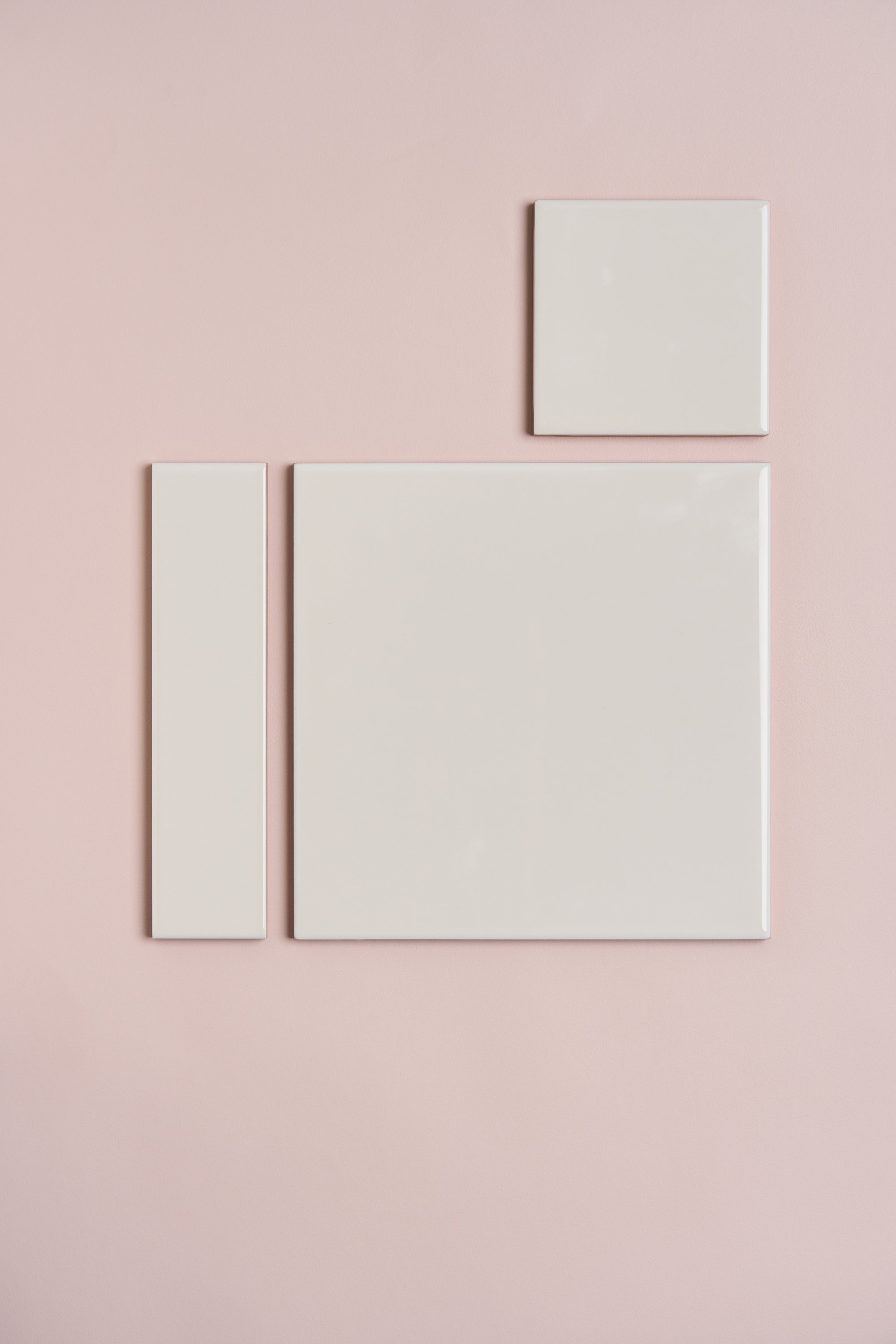Interior architecture samples. An arrangement of rose terracotta tiles on a soft pink wall color both made in collaboration between Yvonne Koné and Bleō.