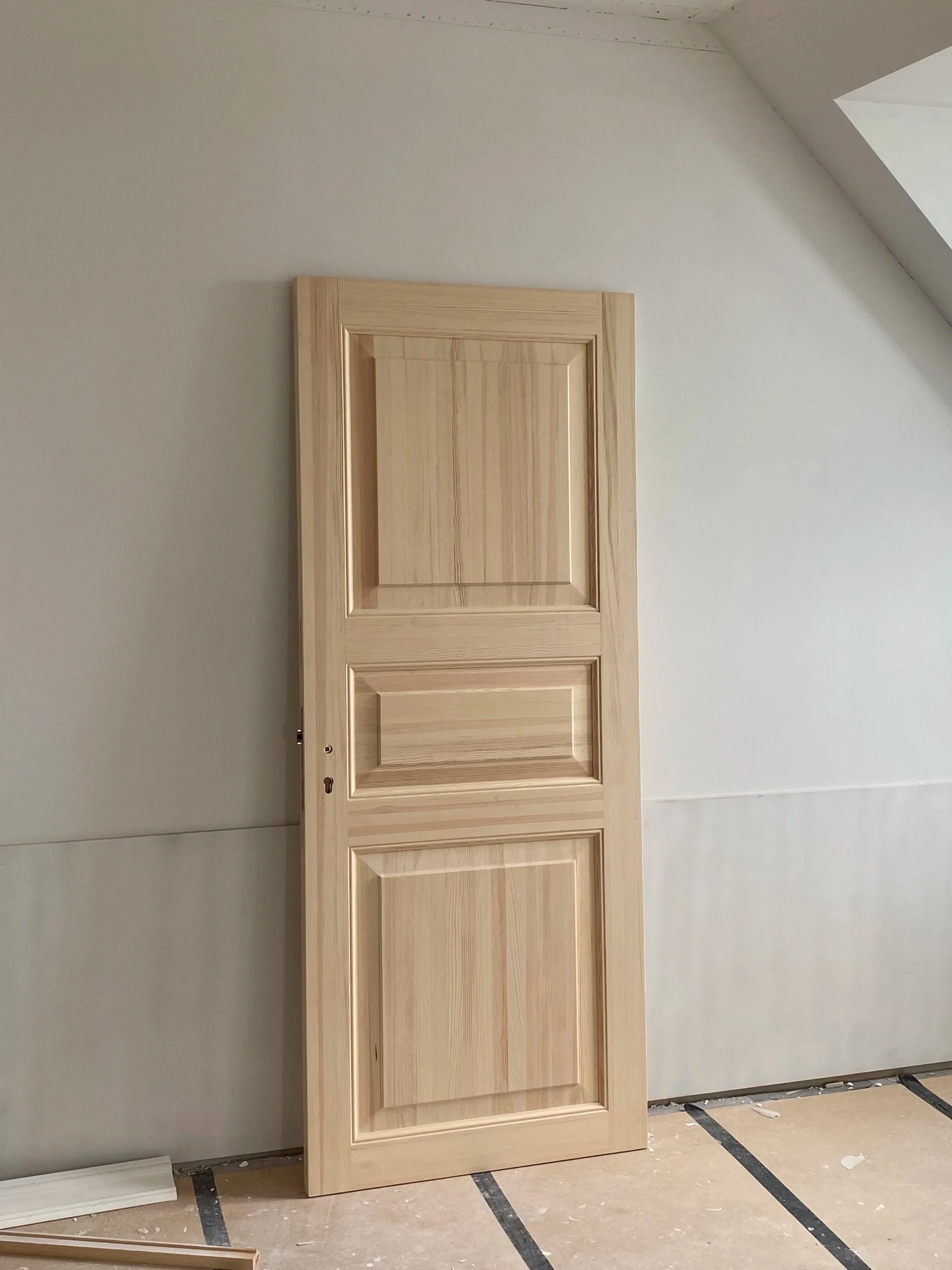 Solid wooden door made in collaboration with a specialized workshop in Latvia. A showcase of craftsmanship and quality materials for custom spatial design projects.