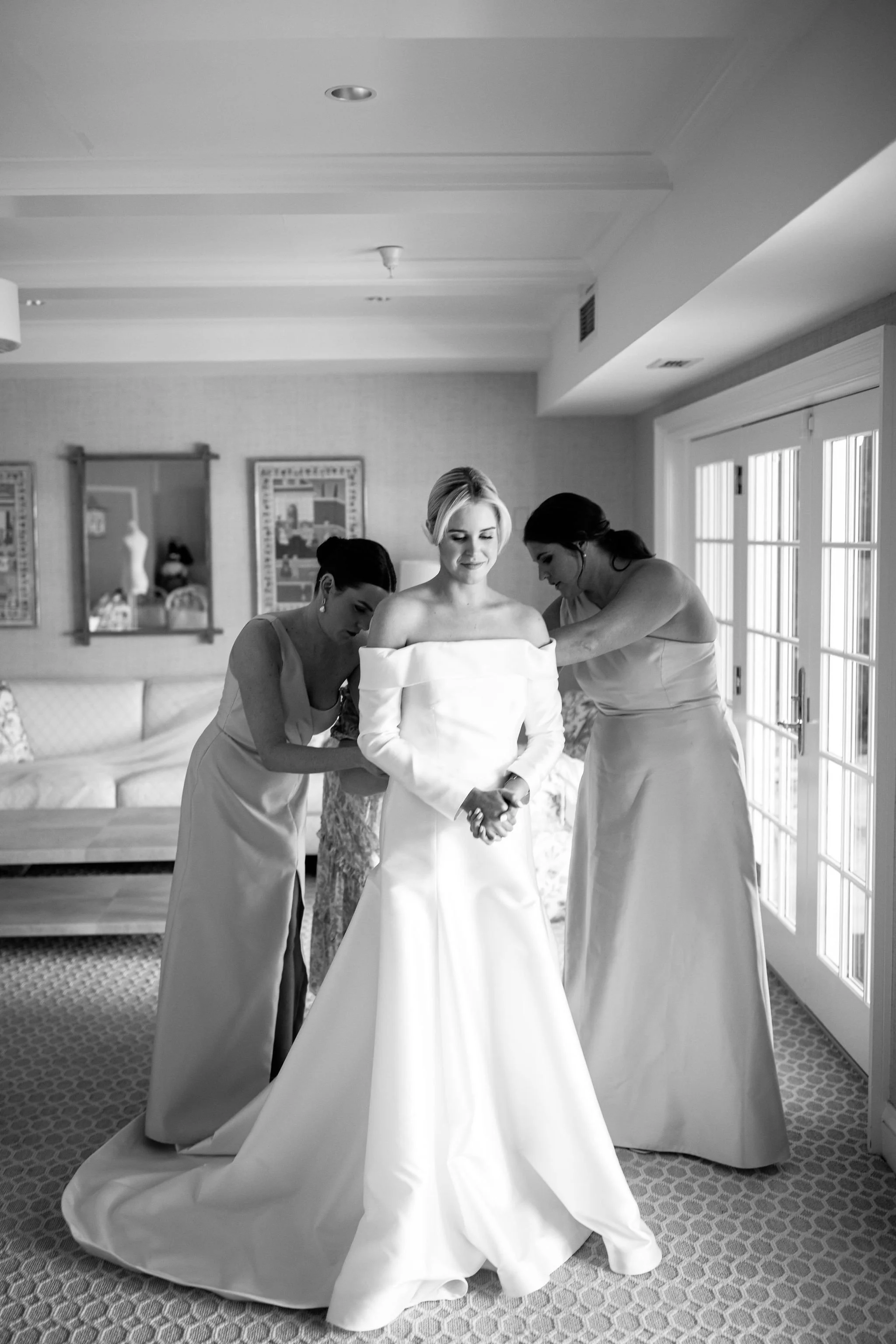 bride getting ready for north chicago wedding