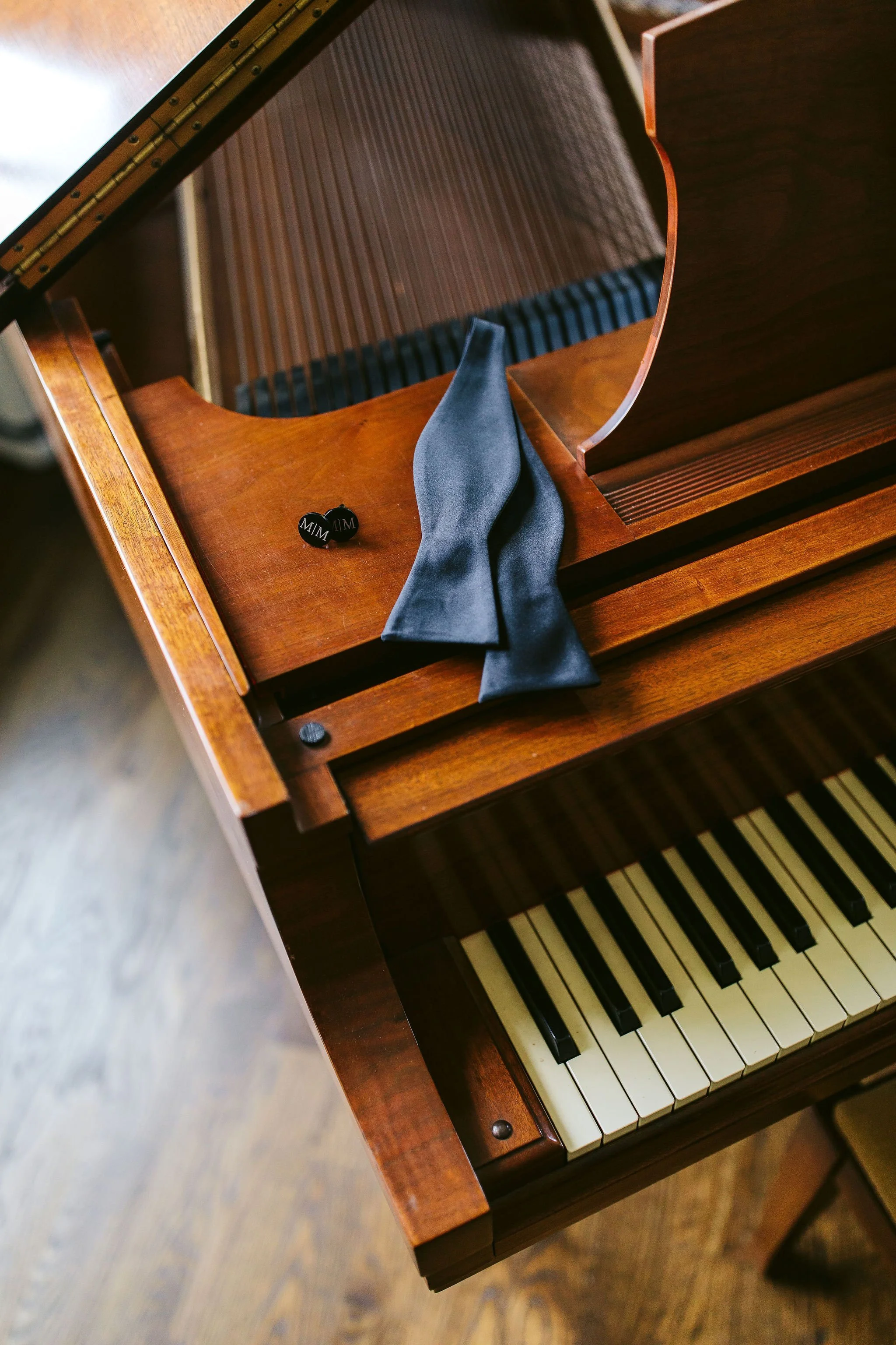 groom details on piano